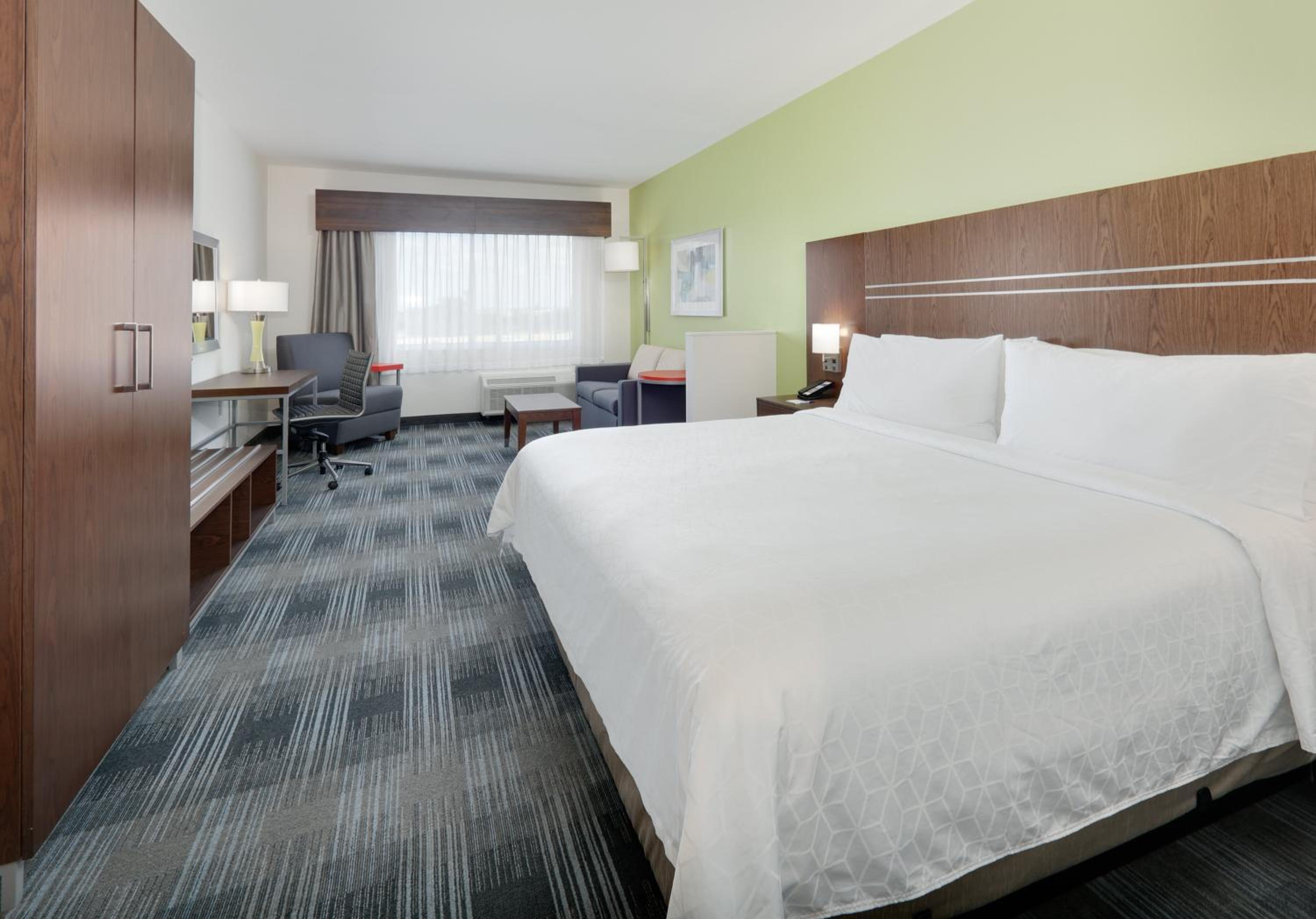 King Suite at Holiday Inn Express & Suites Dallas NW - Farmers Branch by IHG in Farmers Branch