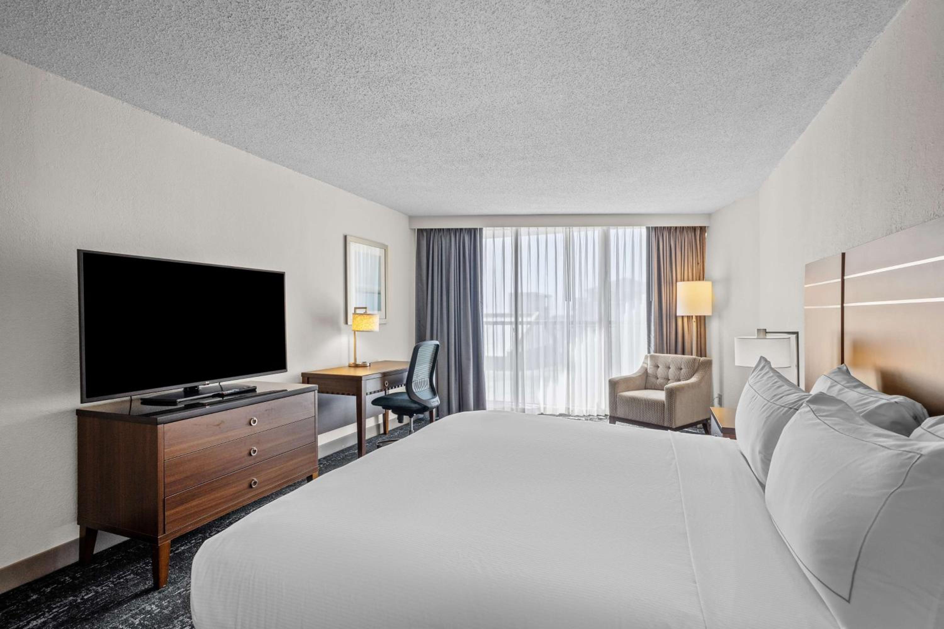 King Room with Balcony - Non-Smoking