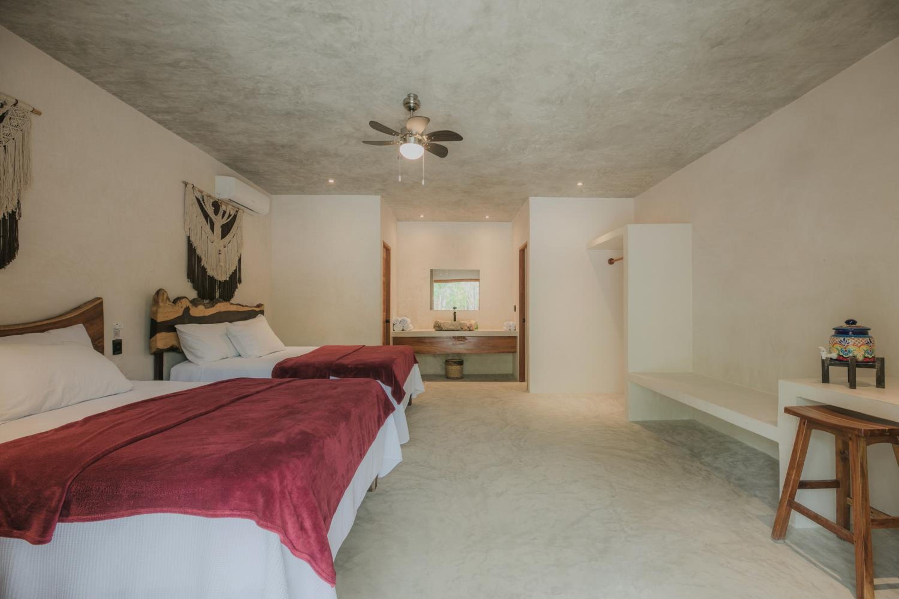 Superior Queen Room with Two Queen Beds - Photo 5