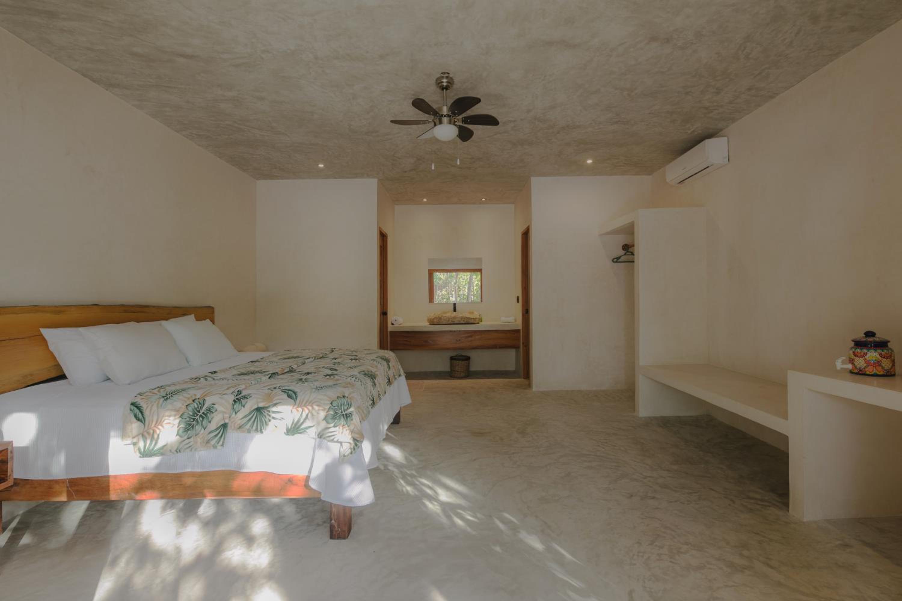 Superior King Room - Photo 5