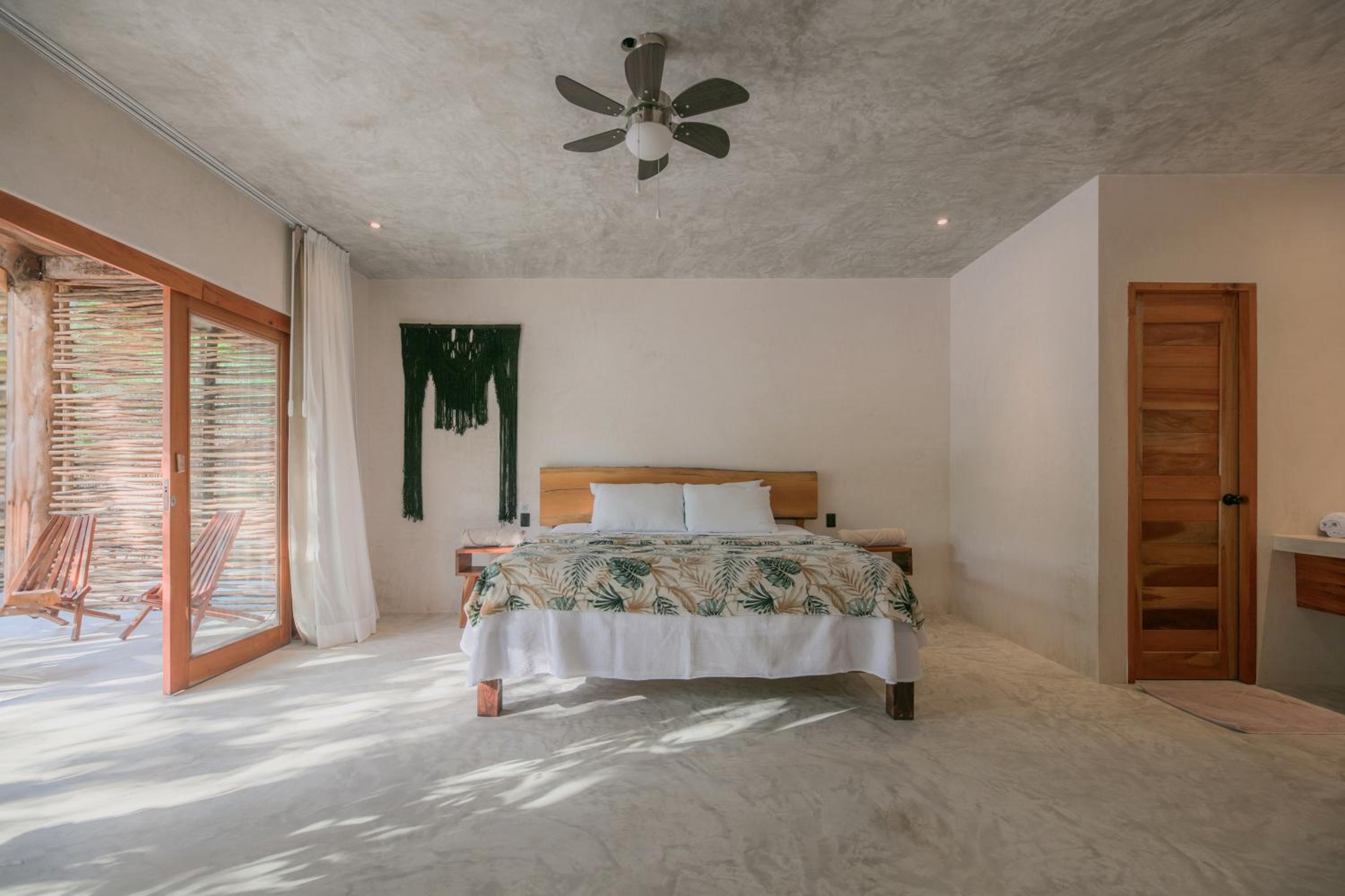 Superior King Room - Photo 6