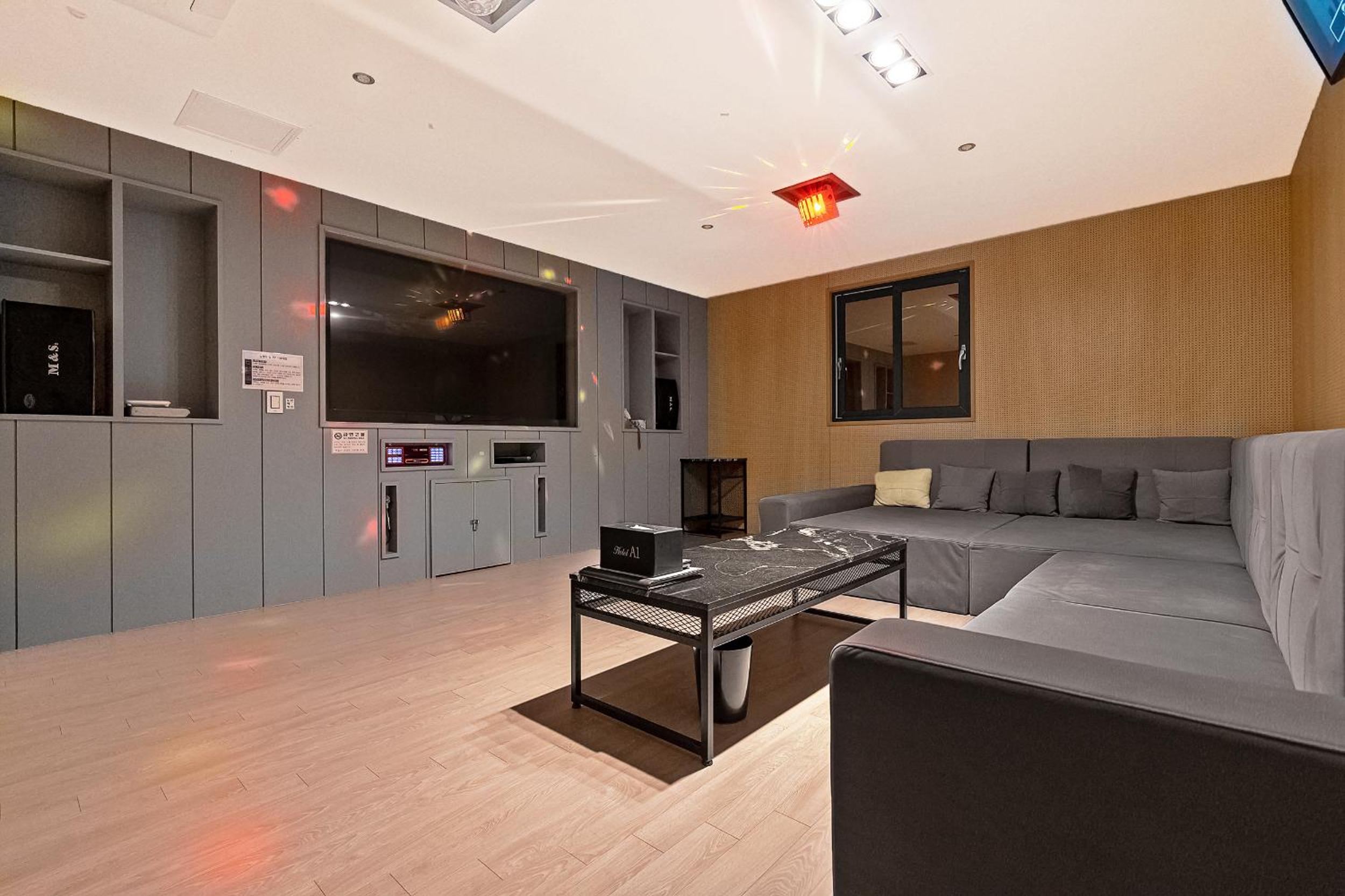 VIP duplex party room - Photo 4