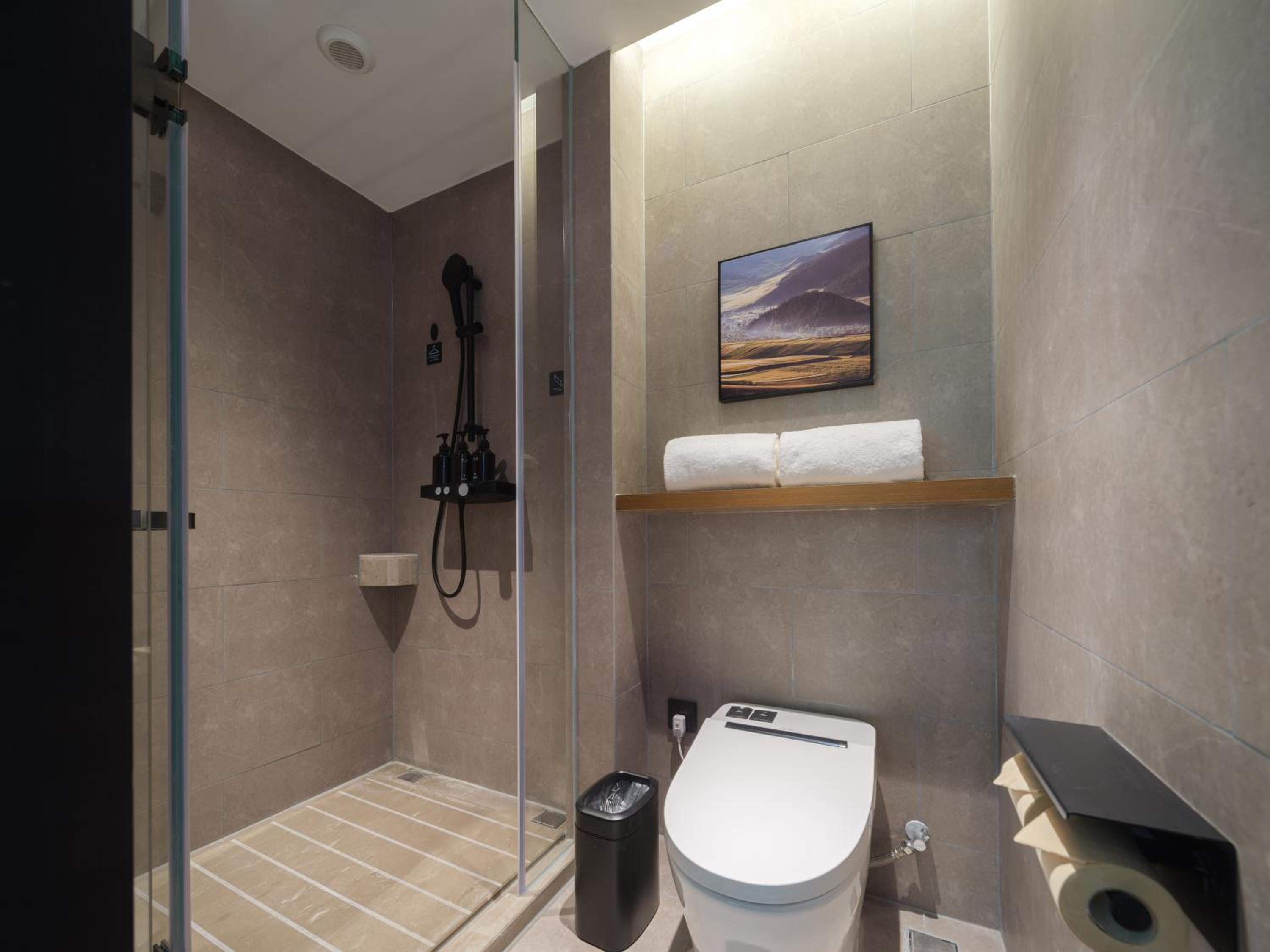 Elegant Queen Room photo 1