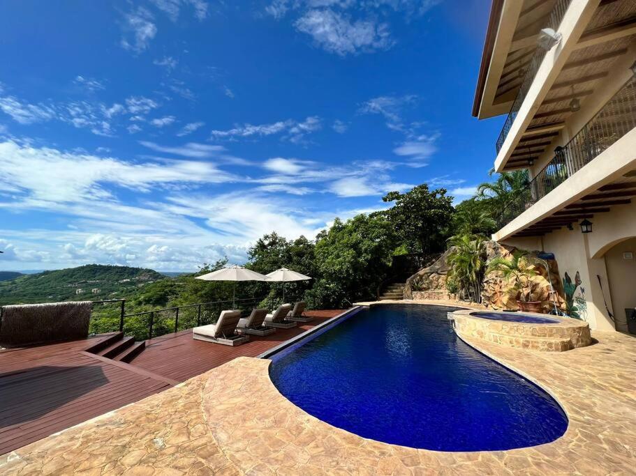 Six-Bedroom House photo 2
