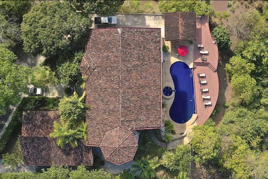 Six-Bedroom House photo 3