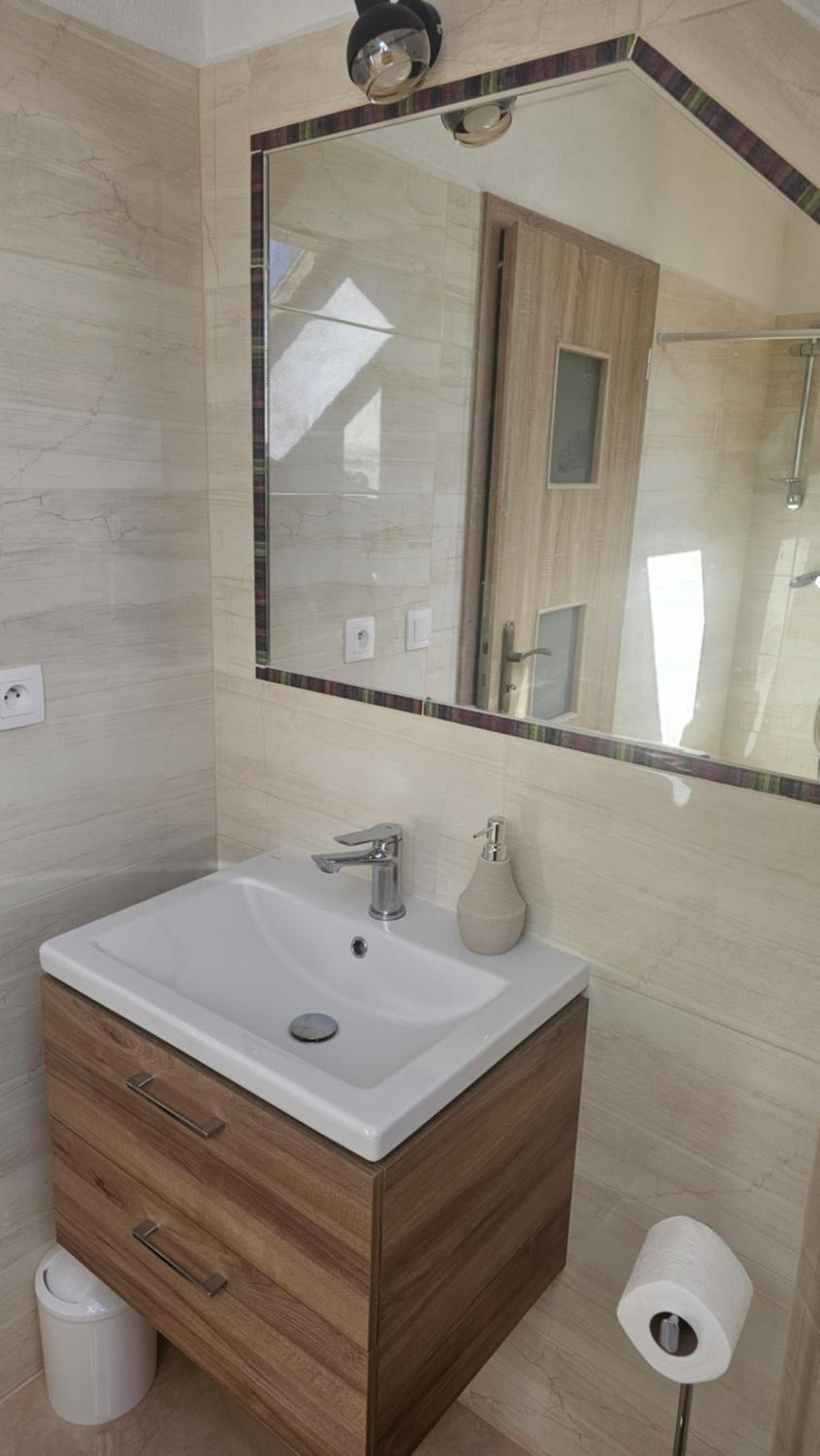 Large Double Room - Photo 22