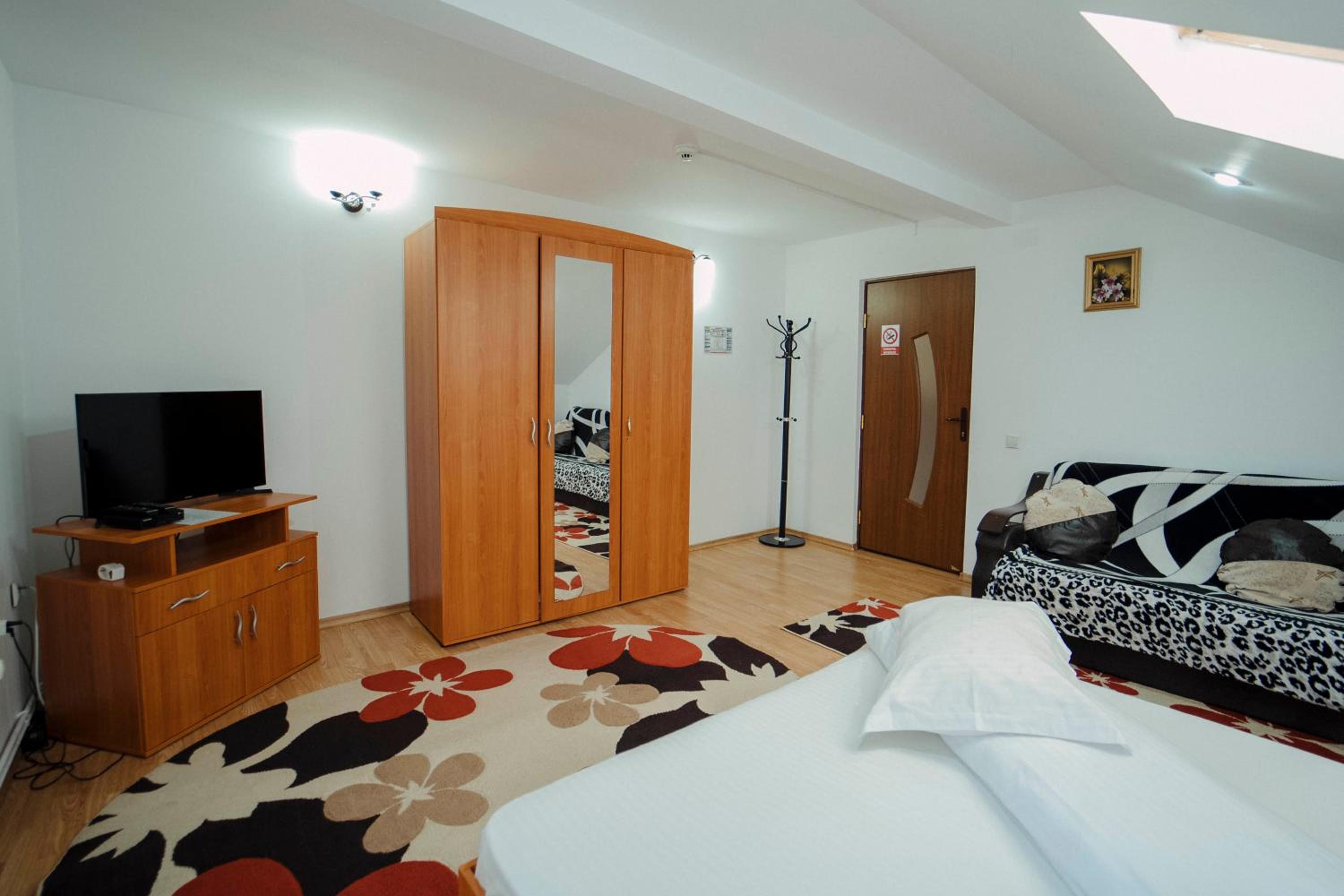 Quadruple Room with Shared Bathroom photo 3