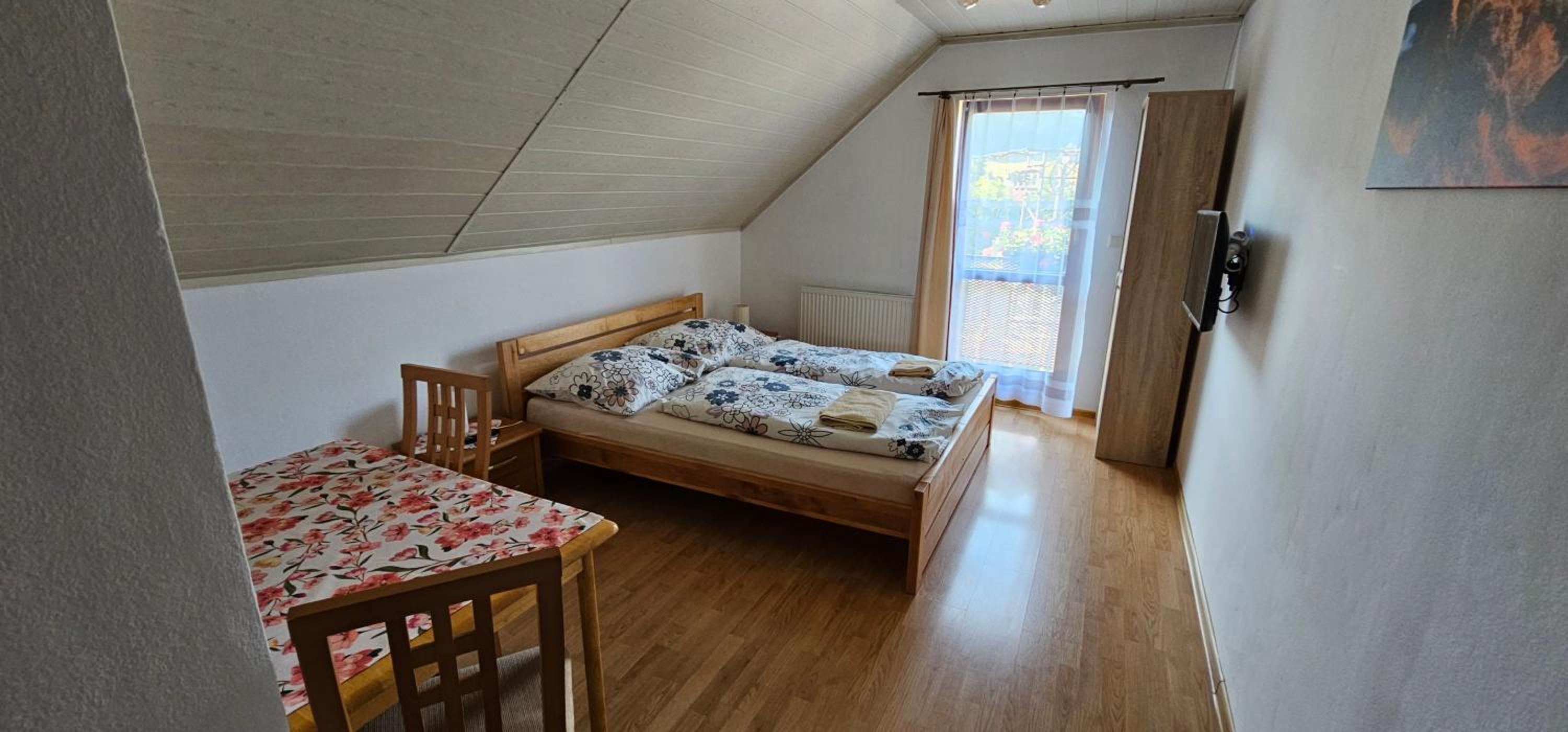 Large Double Room - Photo 2