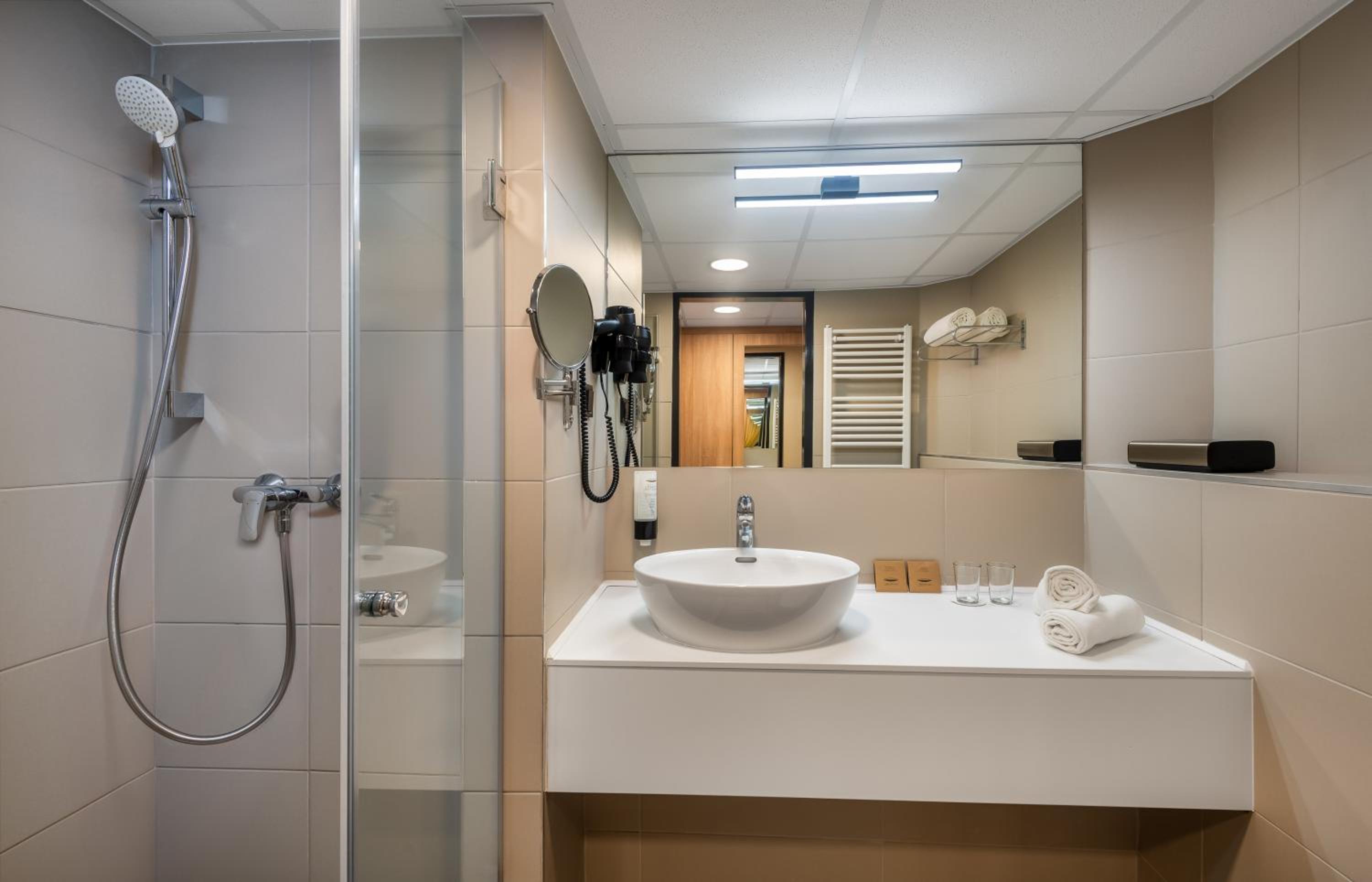 Double or Twin Room - Photo 6