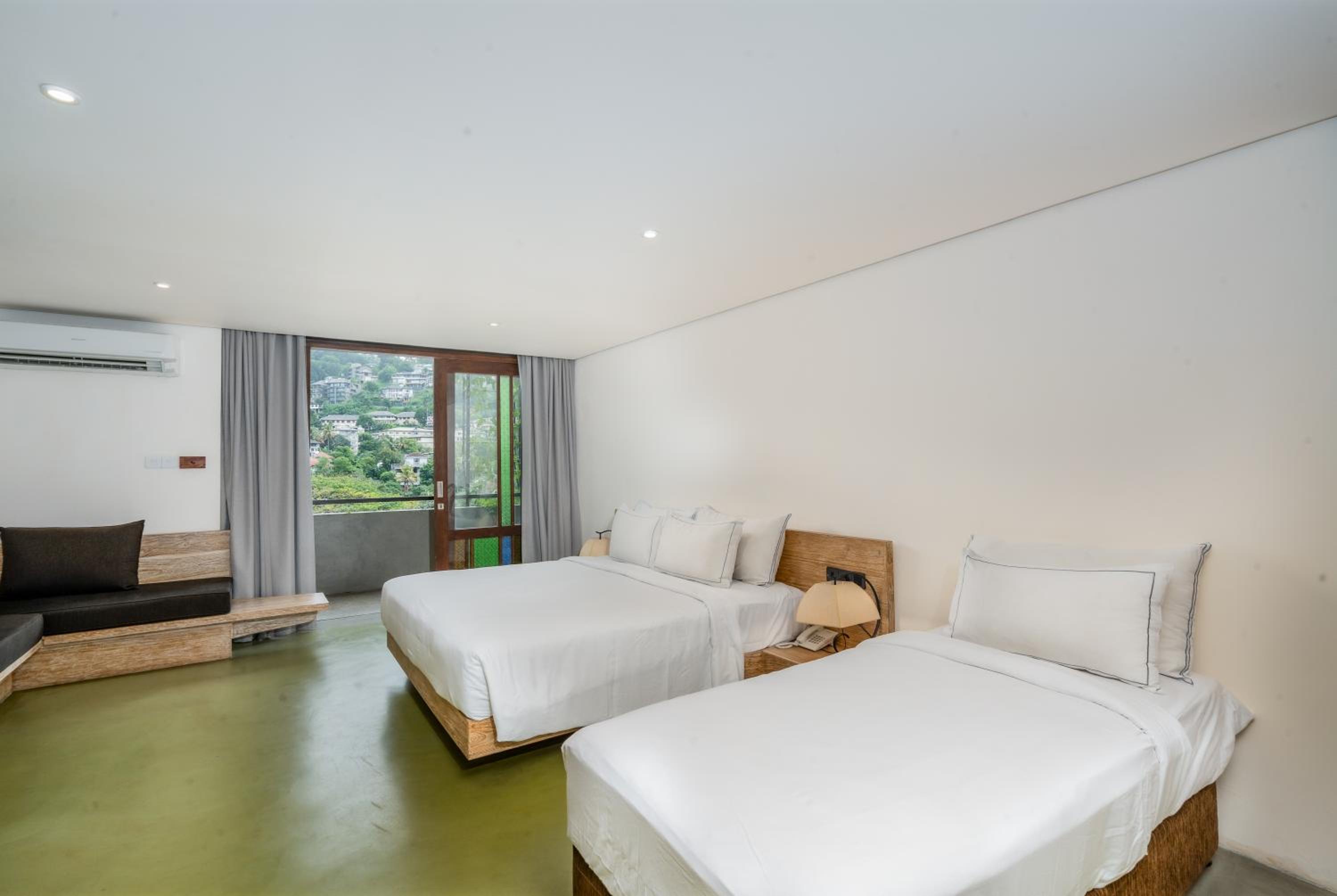 Deluxe Double Room with Lake View photo 2