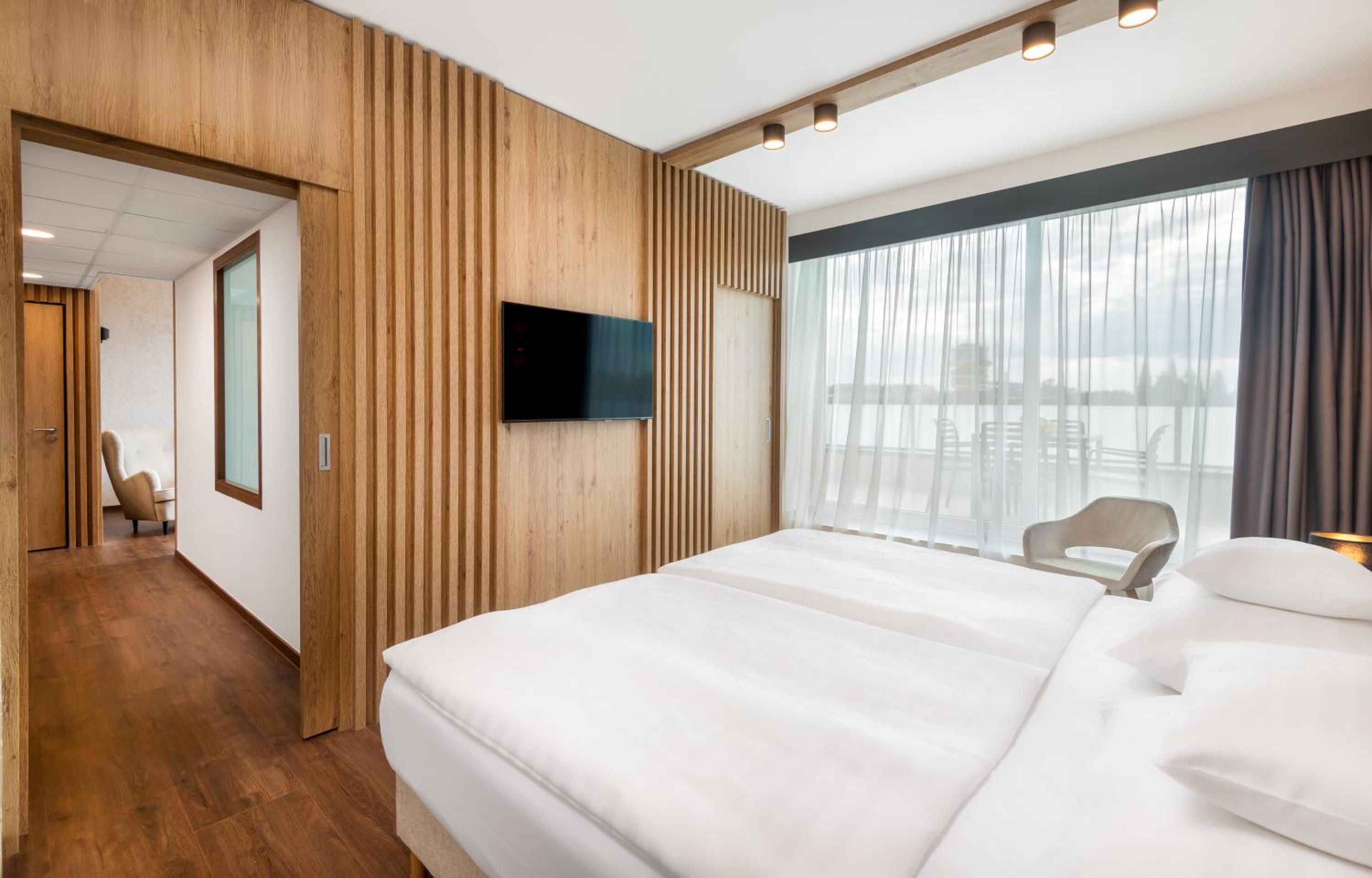 Suite with Spa Bath - Photo 7