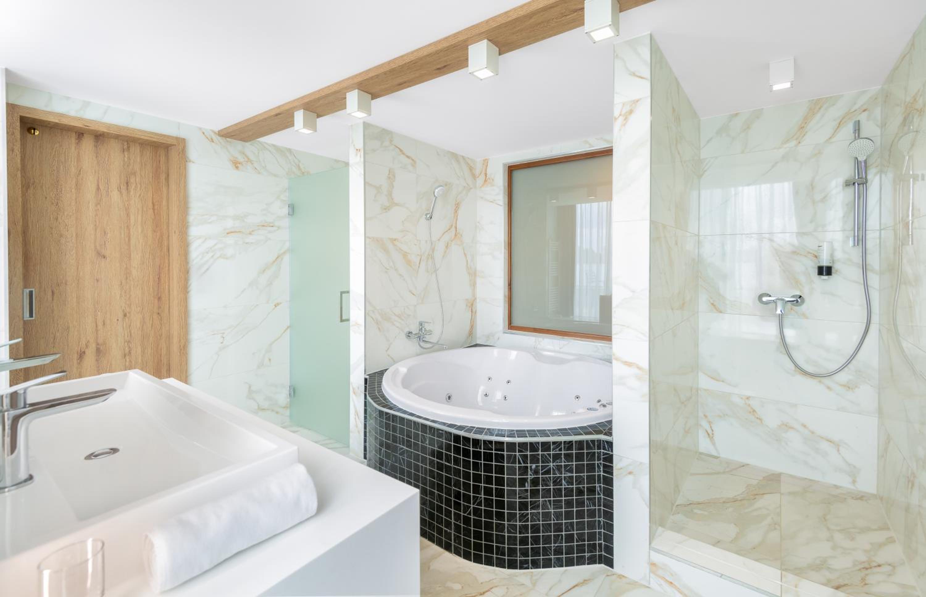 Suite with Spa Bath - Photo 4