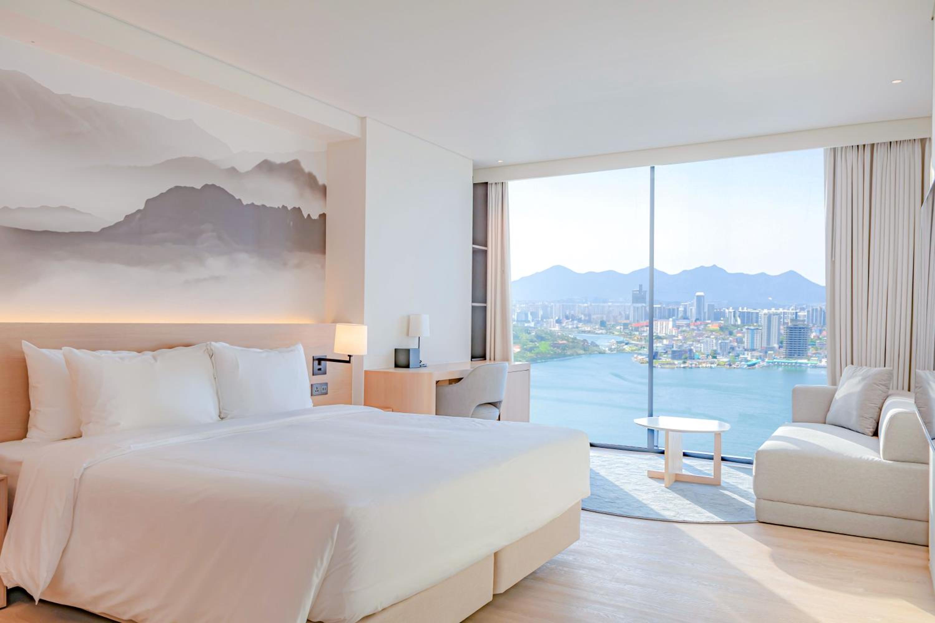 Grand Deluxe Lake View King Room