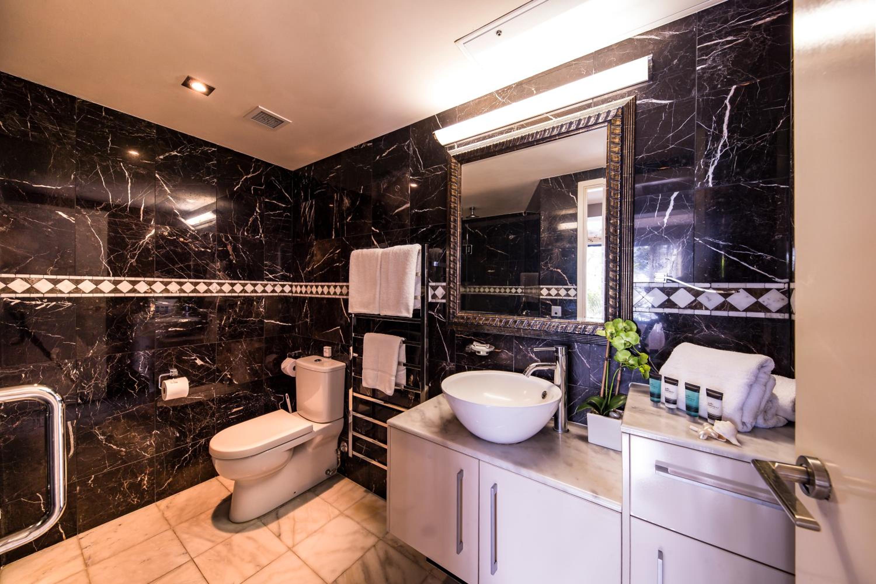 One-Bedroom Suite - Photo 2