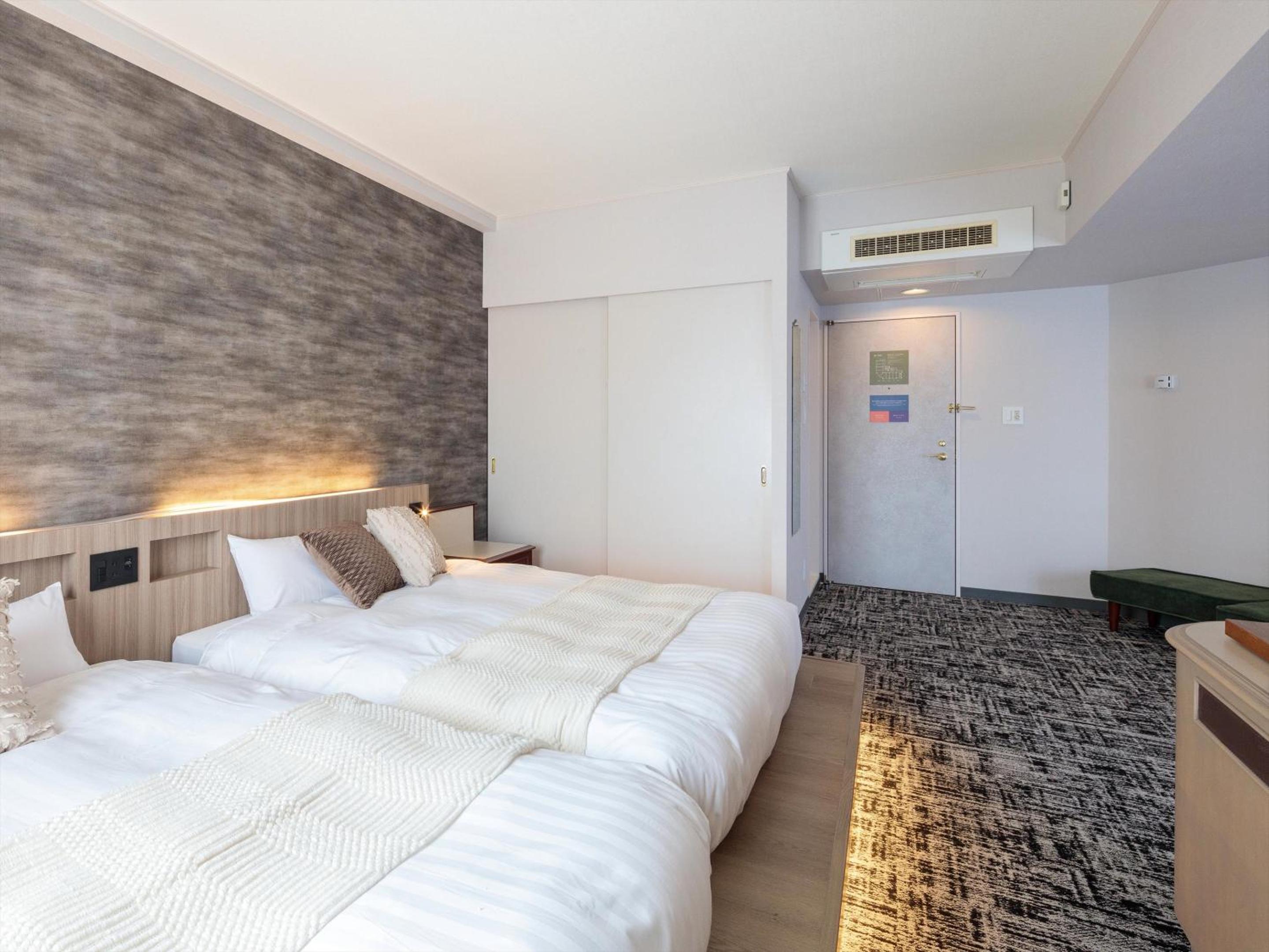 Deluxe Queen Room with Two Queen Beds photo 3