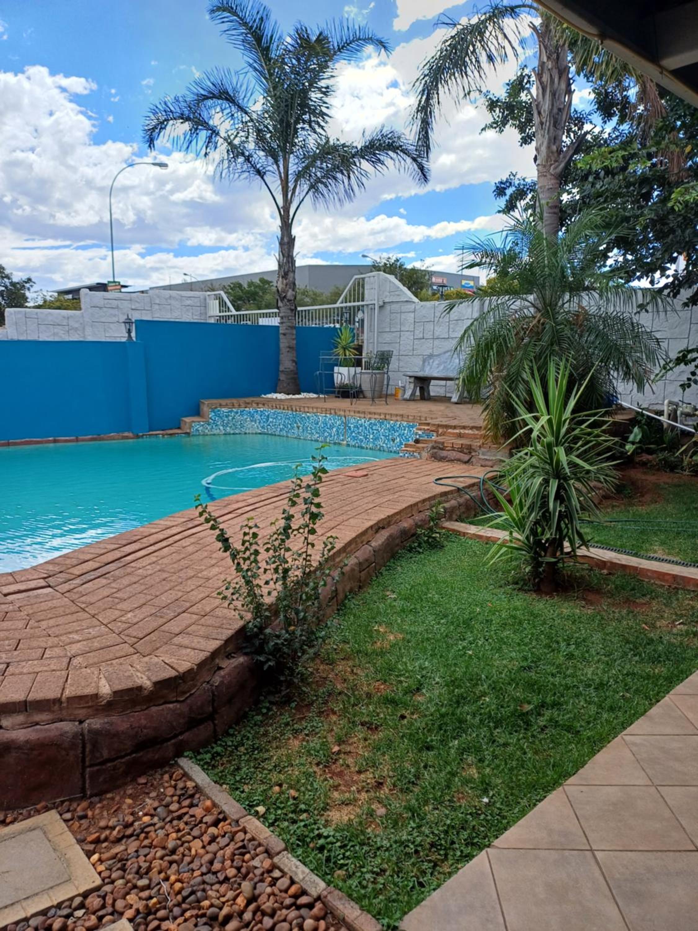 Double Room with Pool View photo 2