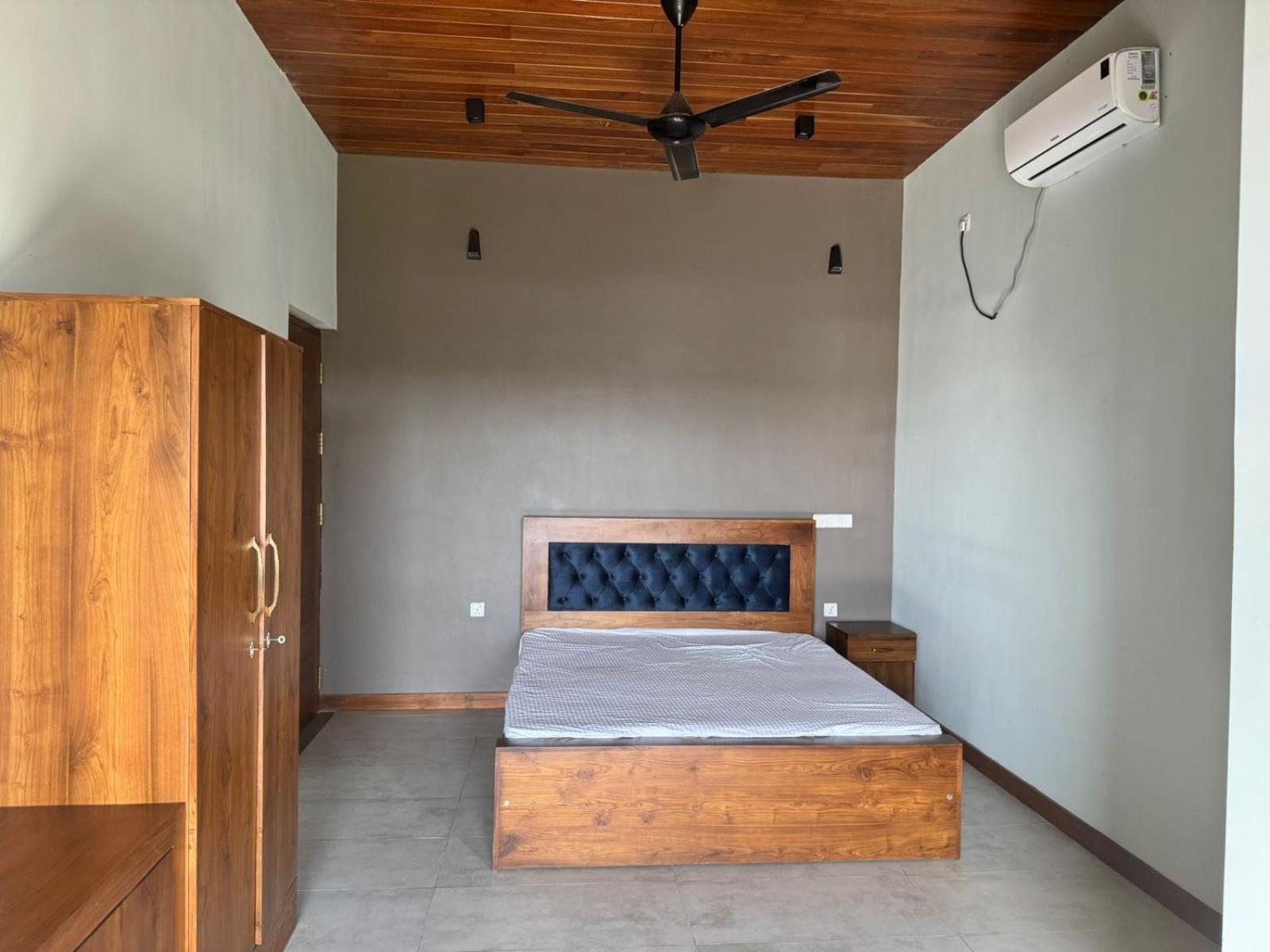 Queen Room with Balcony photo 2