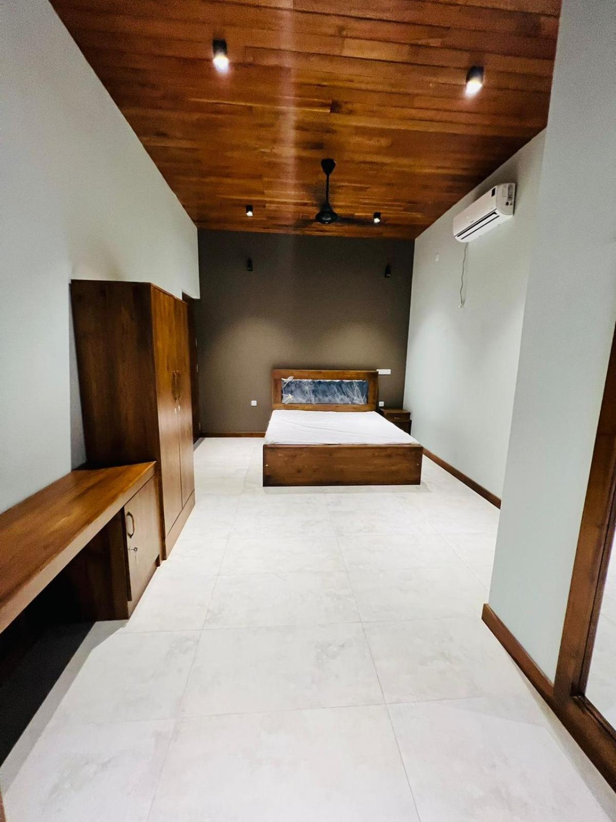Queen Room with Balcony photo 3