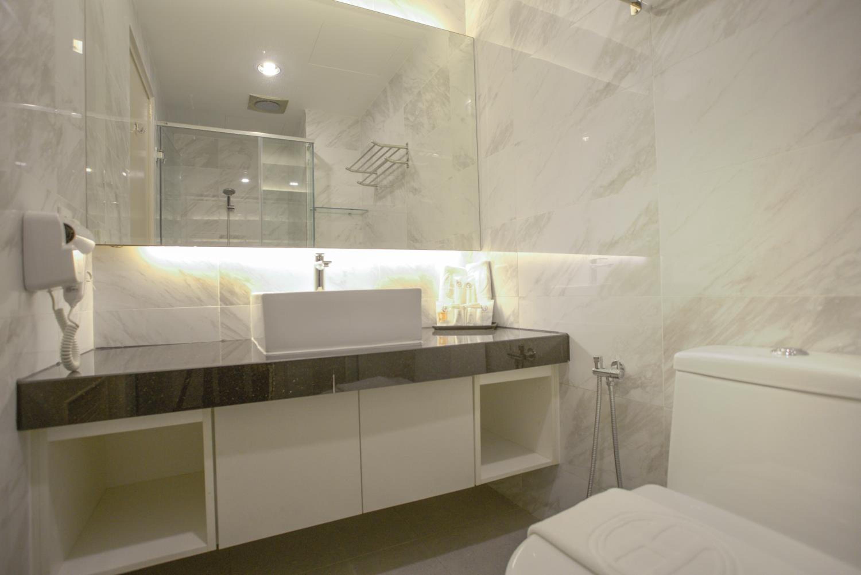 Deluxe King Room - Photo 4