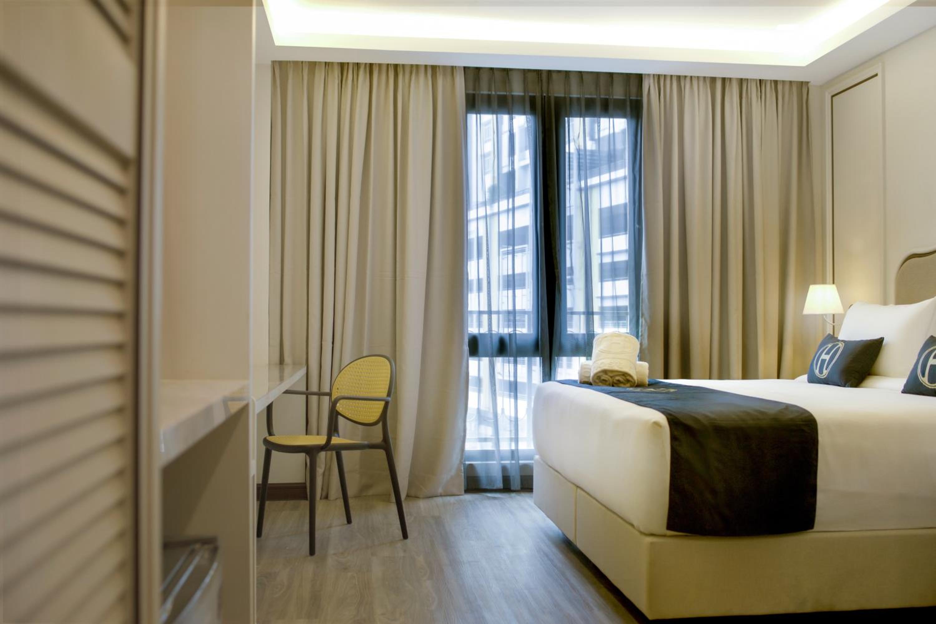 Deluxe King Room - Photo 3