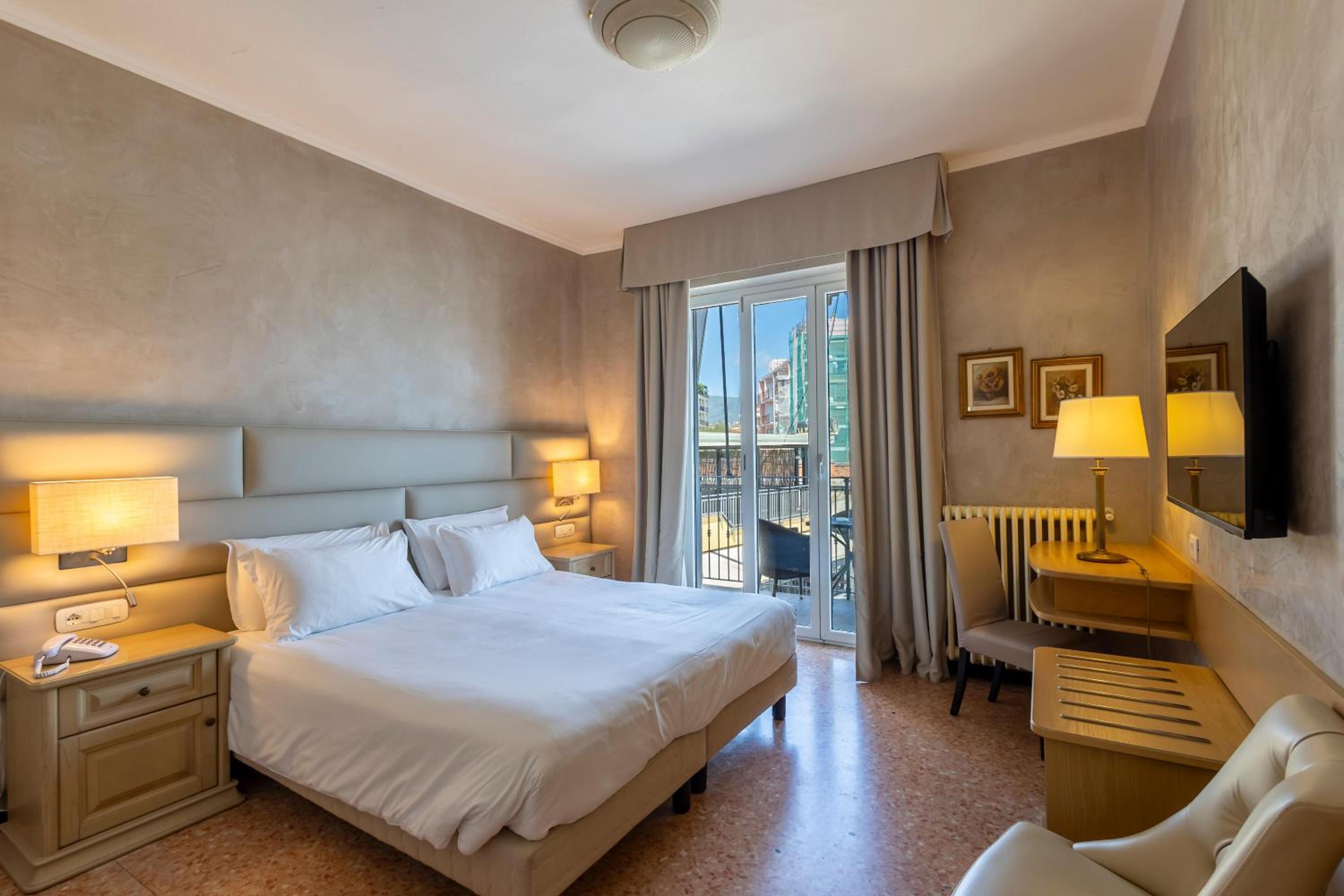 Double Room with Terrace and Side Sea View