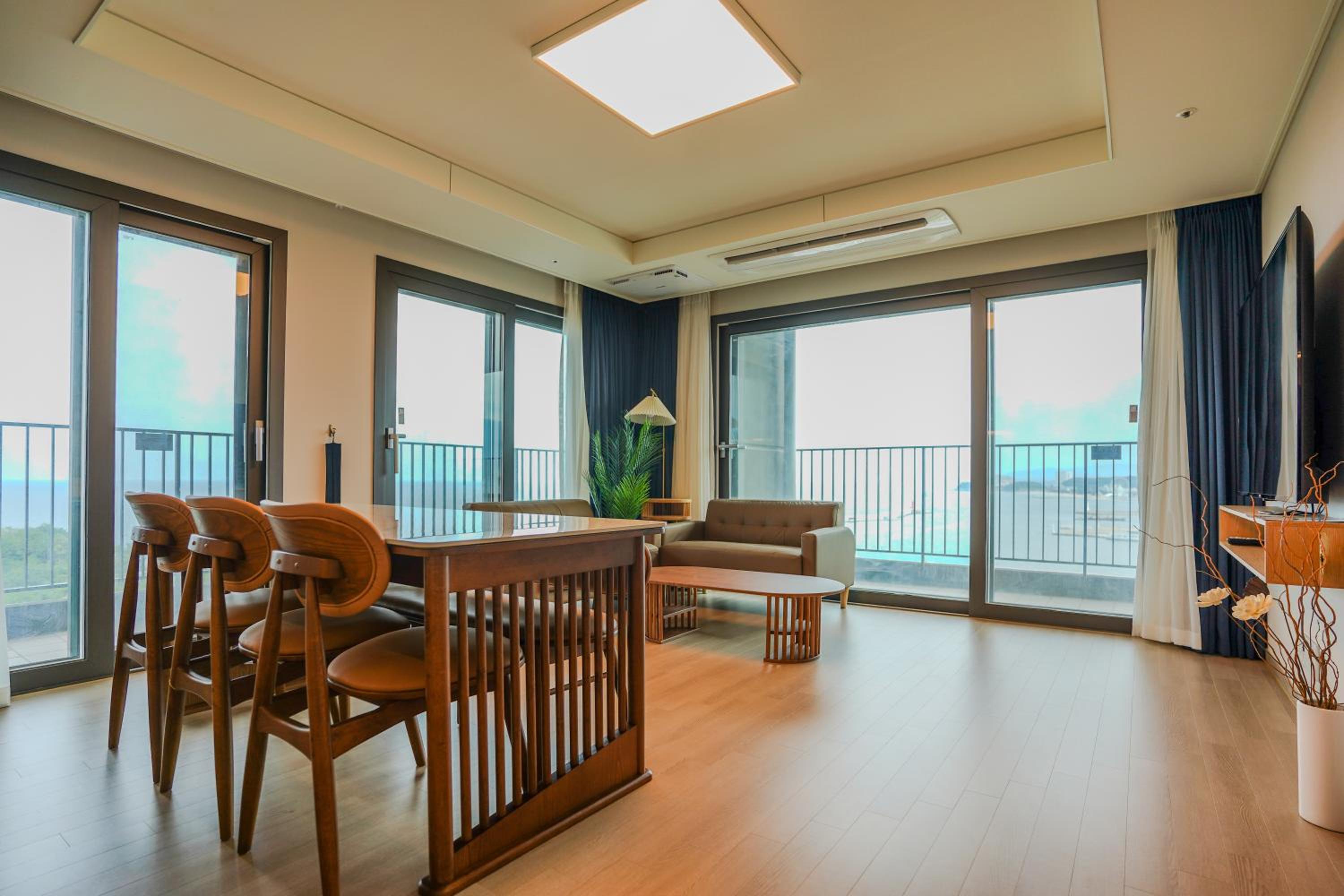 Family Room - Photo 5