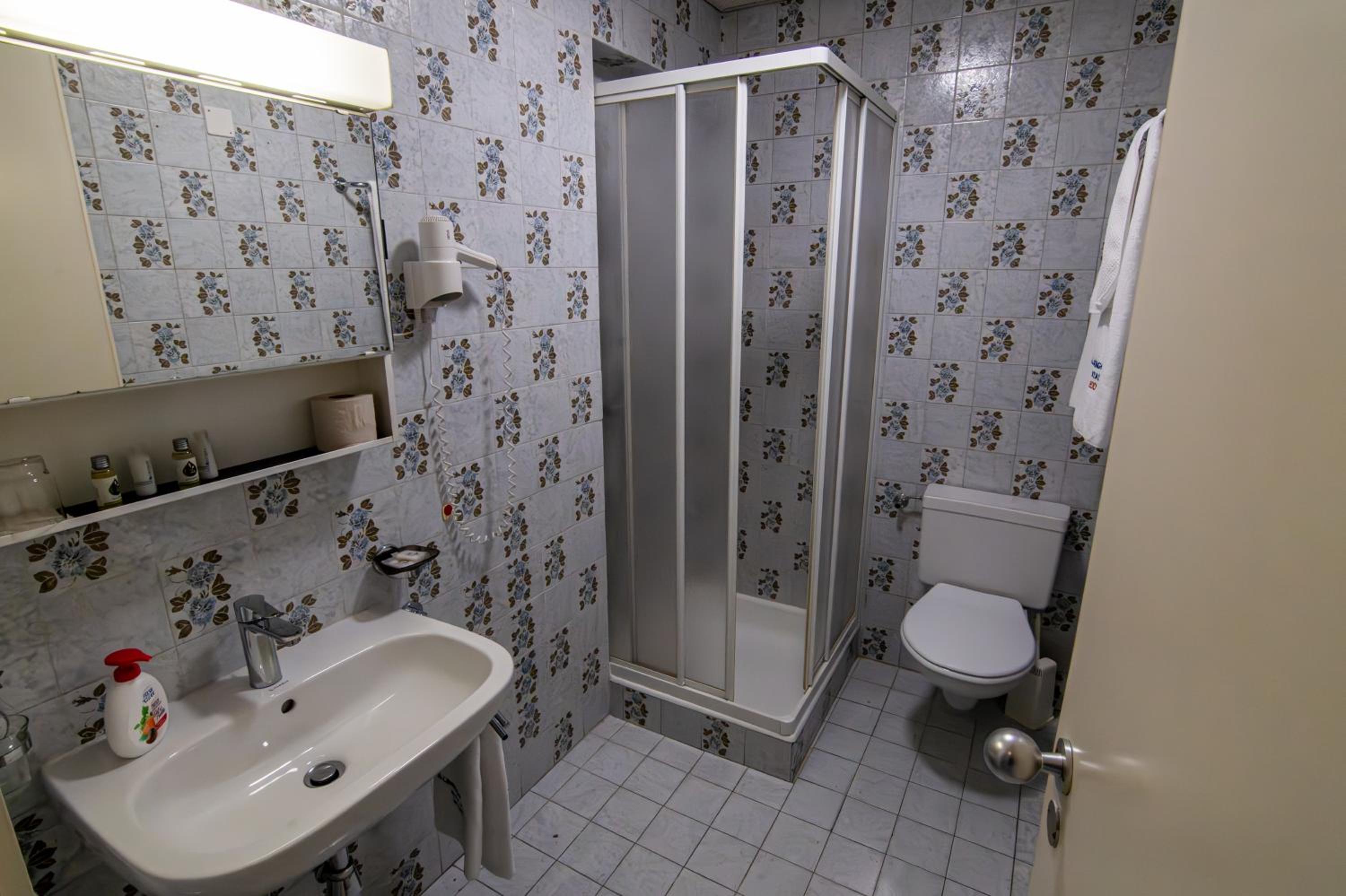 Double or Twin Room - Photo 15