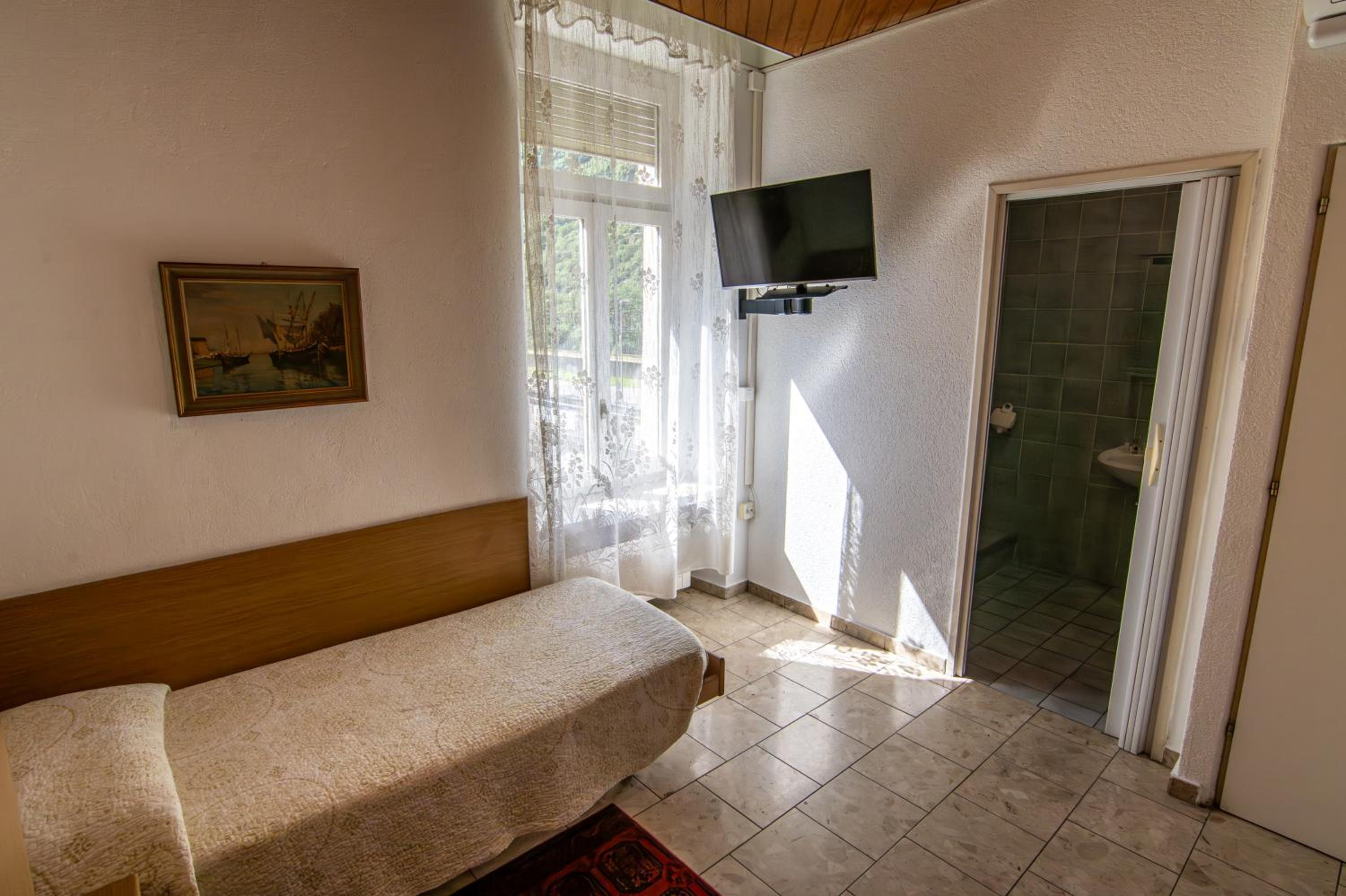 Double or Twin Room - Photo 13