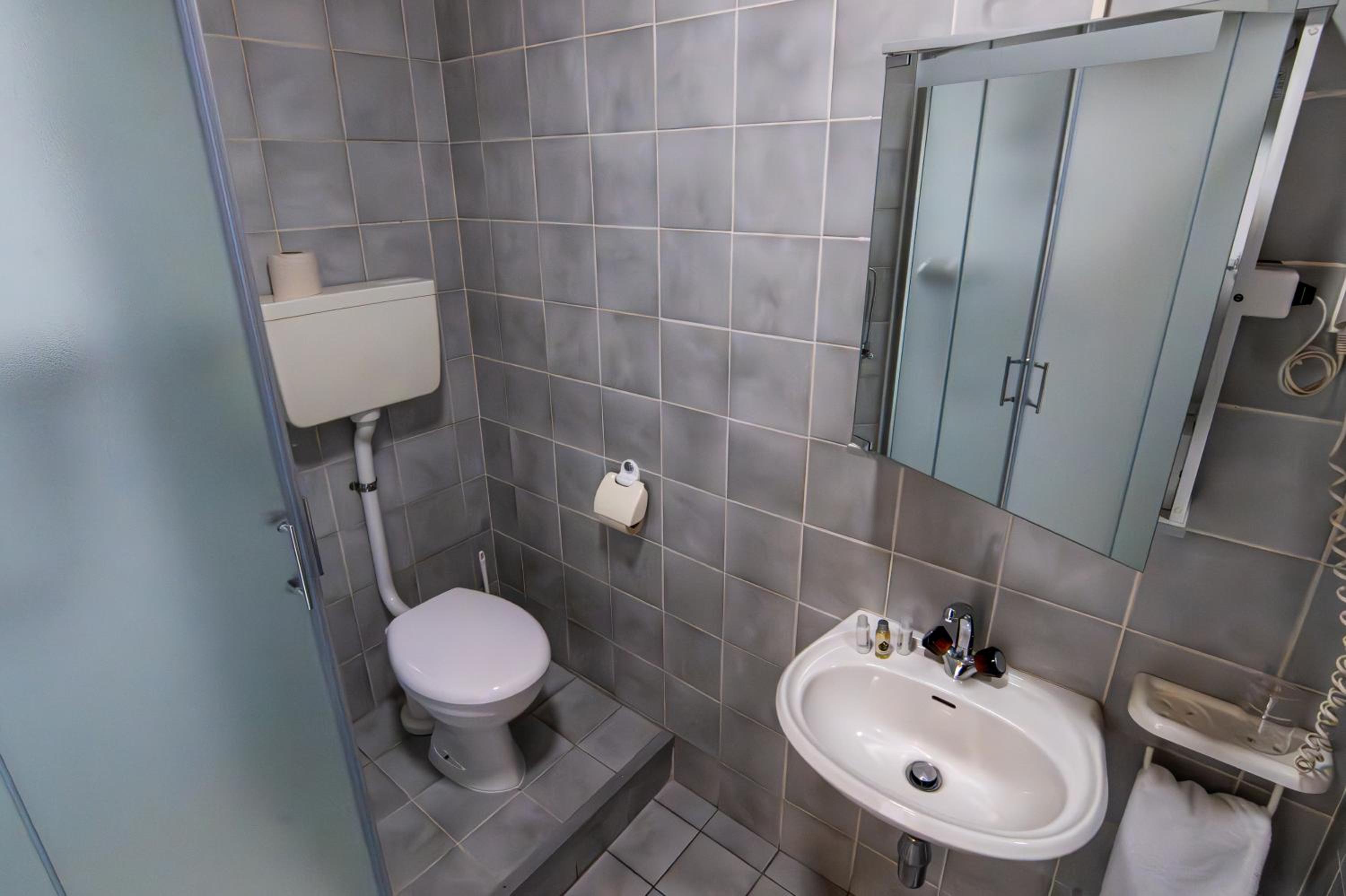 Double or Twin Room - Photo 8