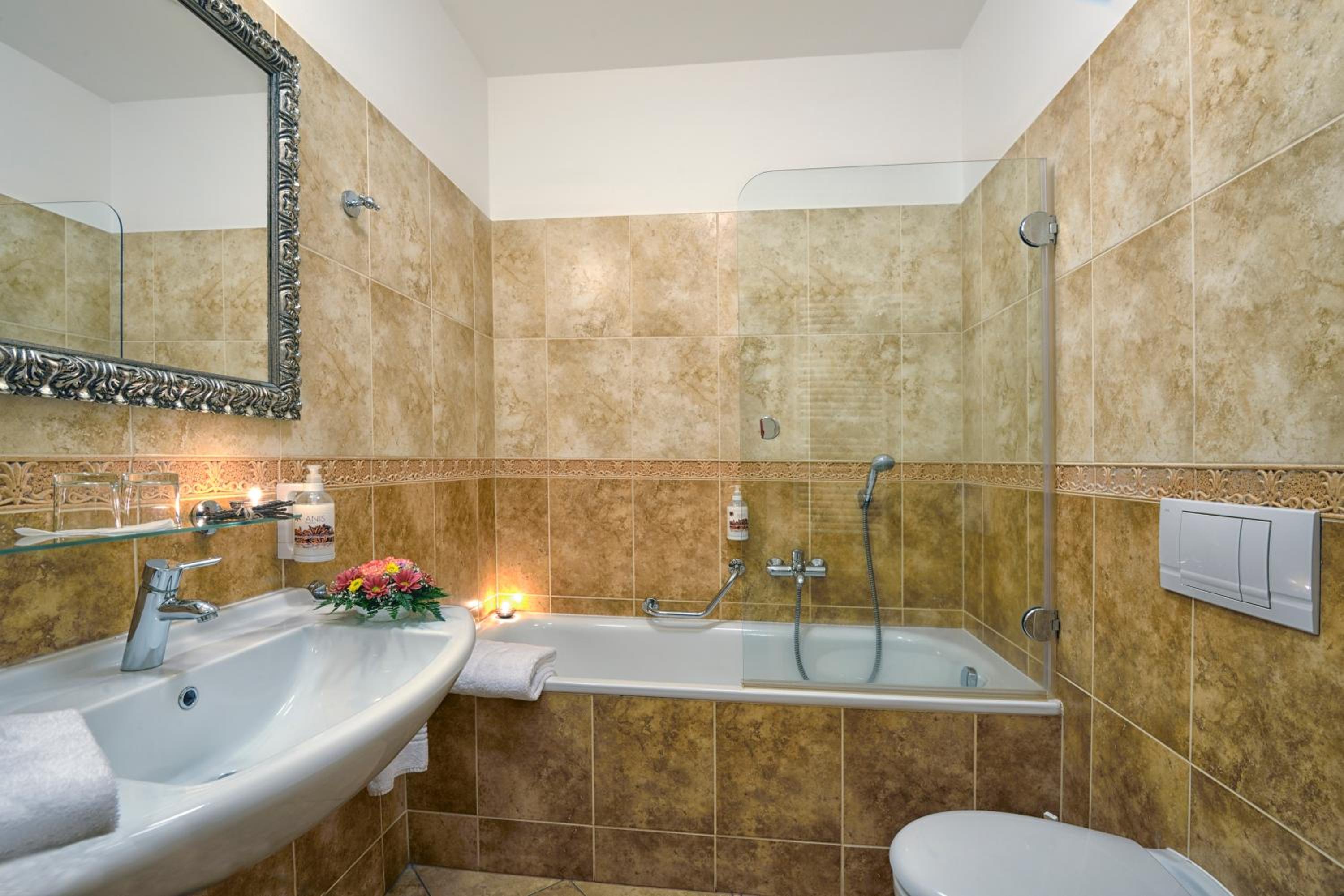 Deluxe Room - Photo 5
