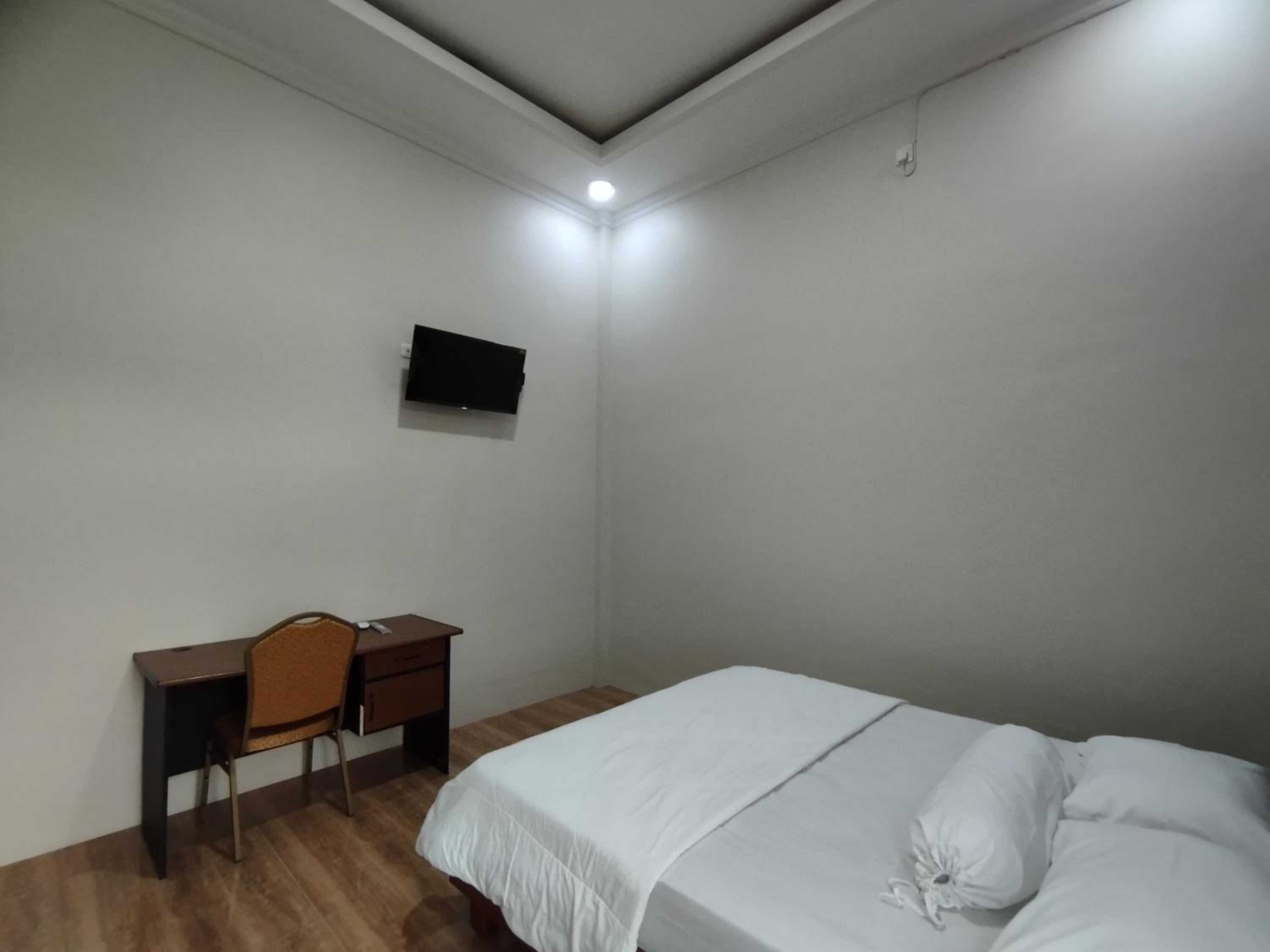 Standard Queen Room - Photo 7
