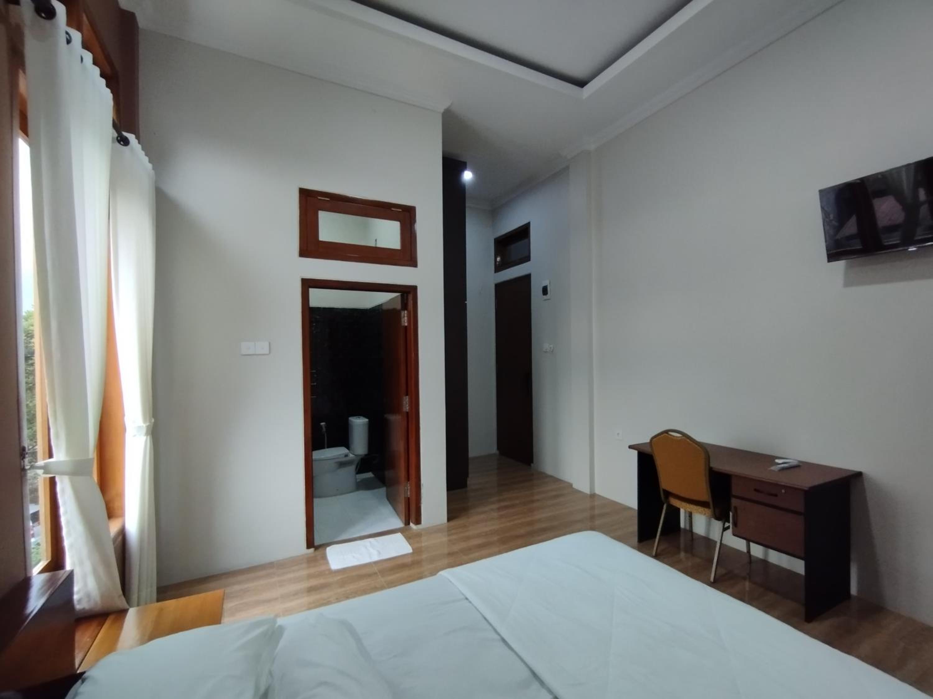 Standard Queen Room - Photo 6