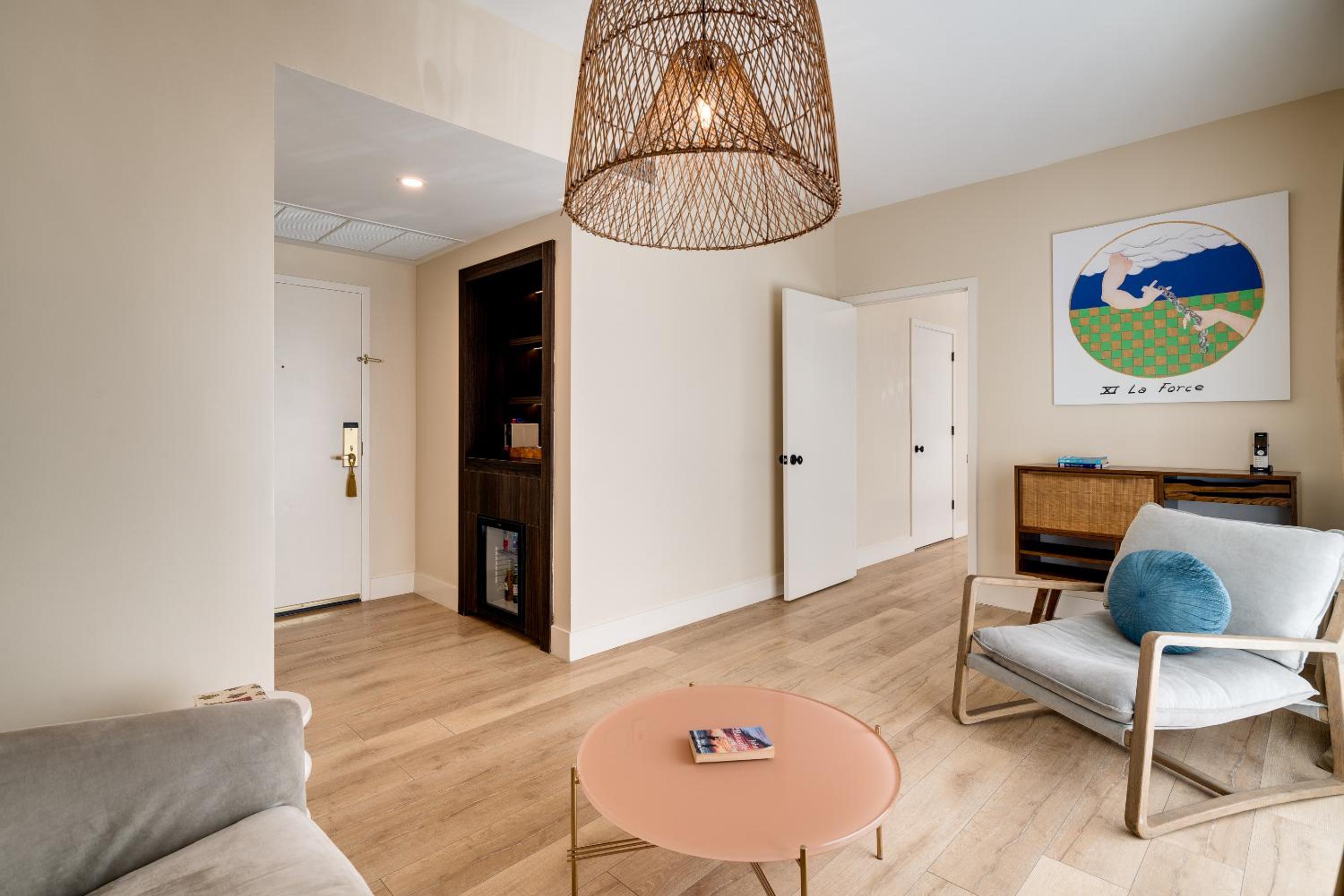 One Bedroom Queen Suite Accessible thumbnail 6