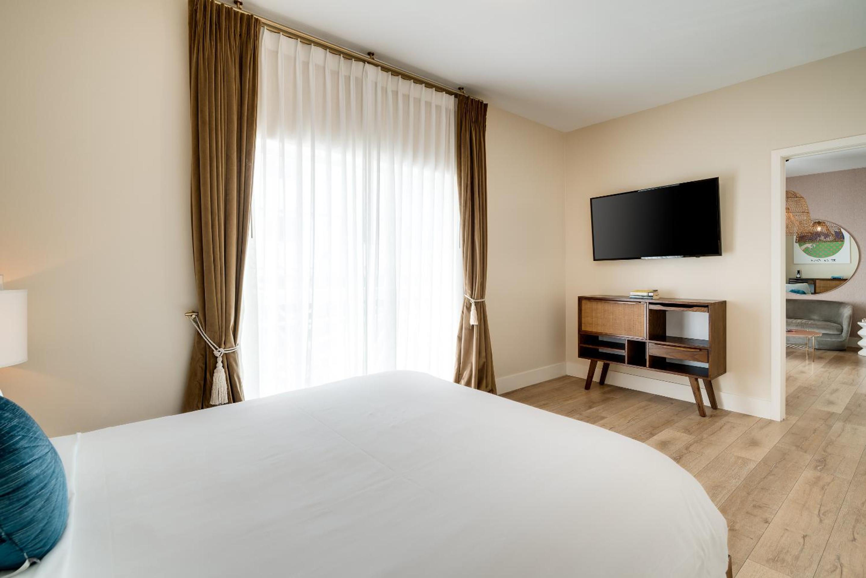 One Bedroom Queen Suite Accessible