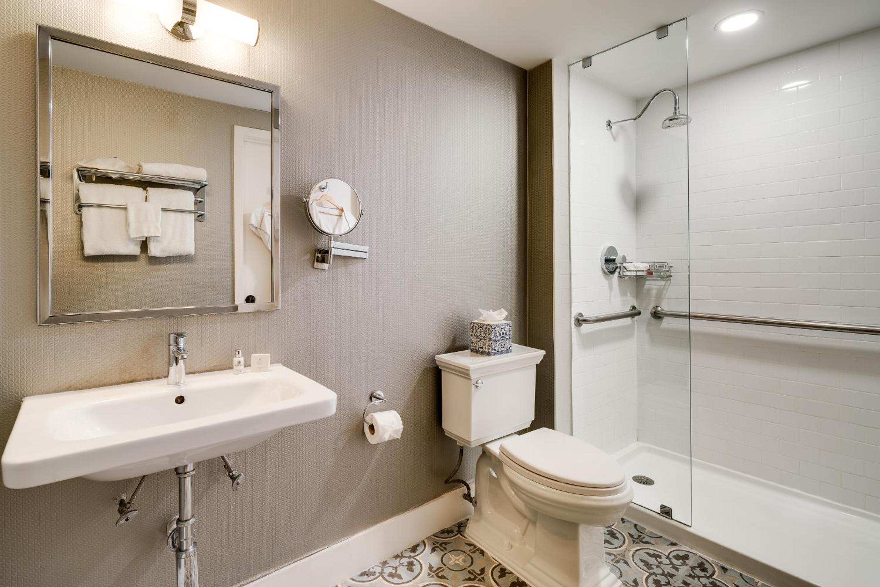 One Bedroom Queen Suite Accessible thumbnail 5