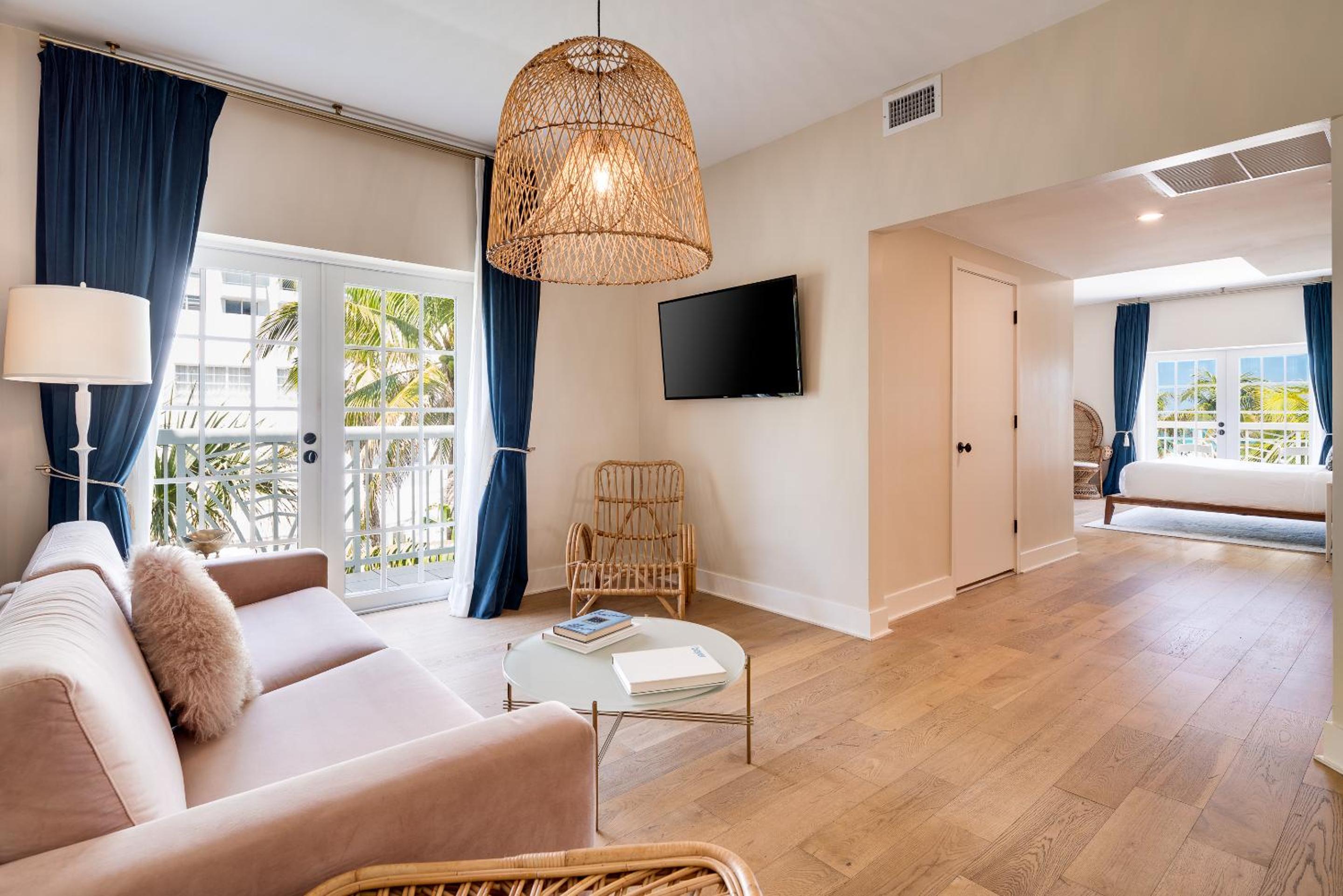 Junior Ocean Front King Suite with Balcony thumbnail 5