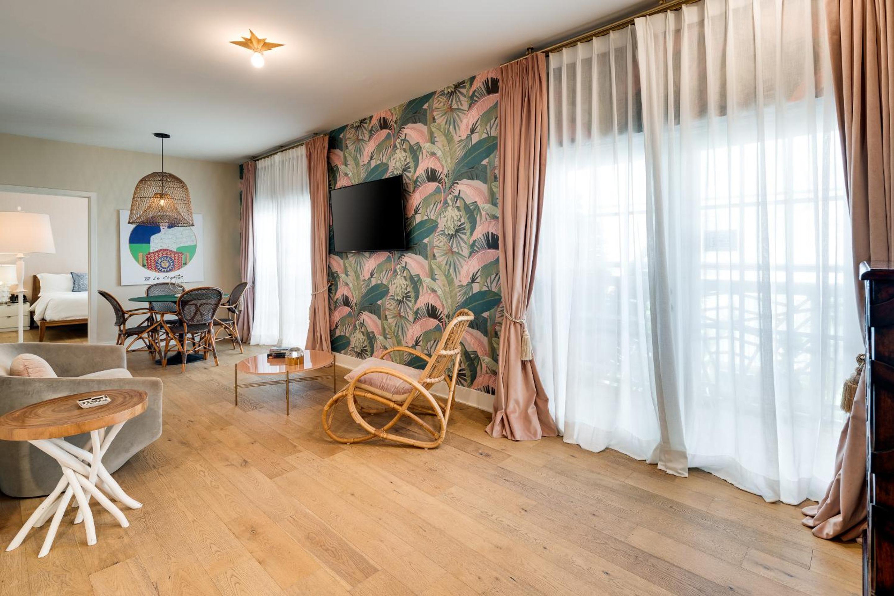 Grand One Bedroom Queen Suite