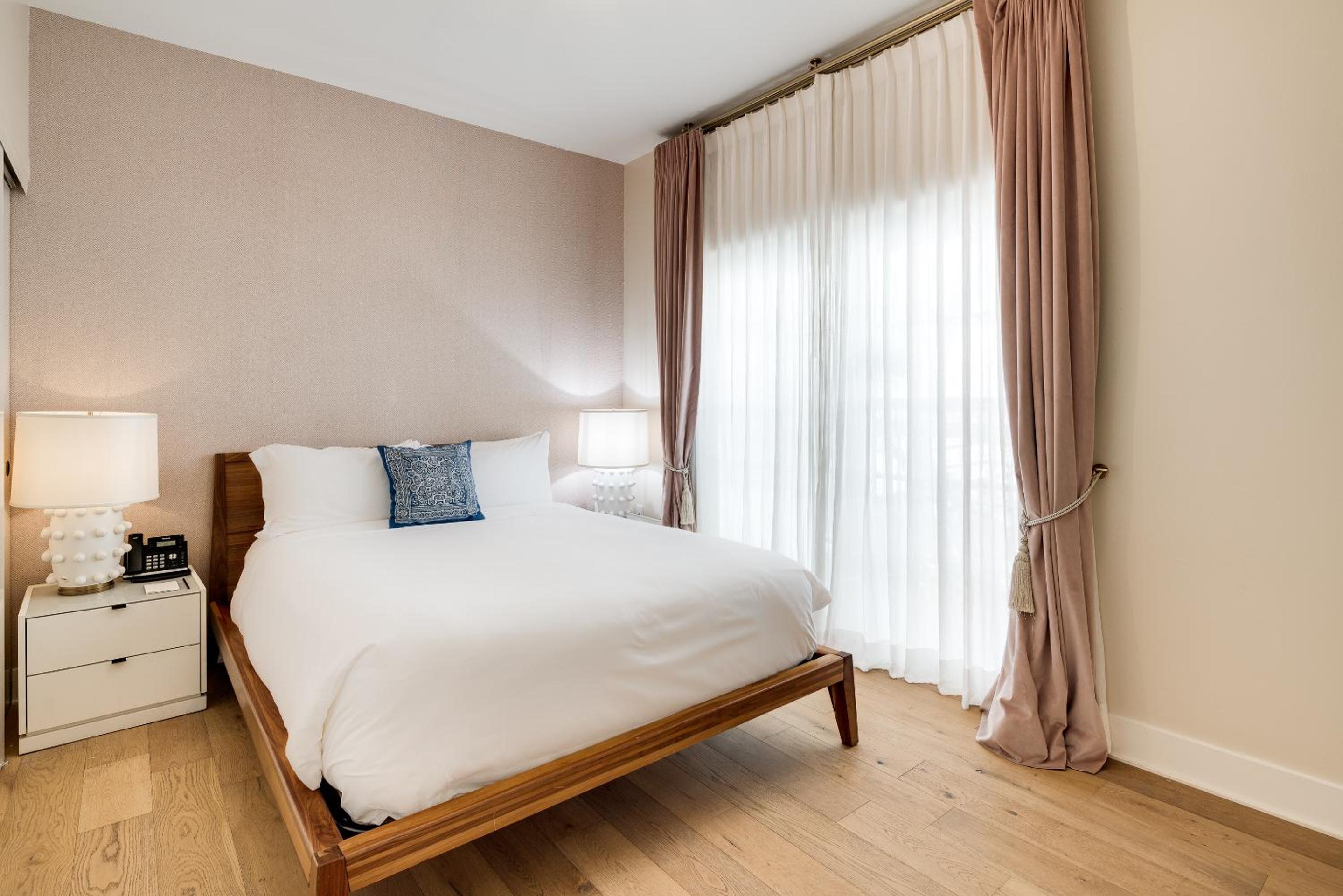 Grand One Bedroom Queen Suite thumbnail 5