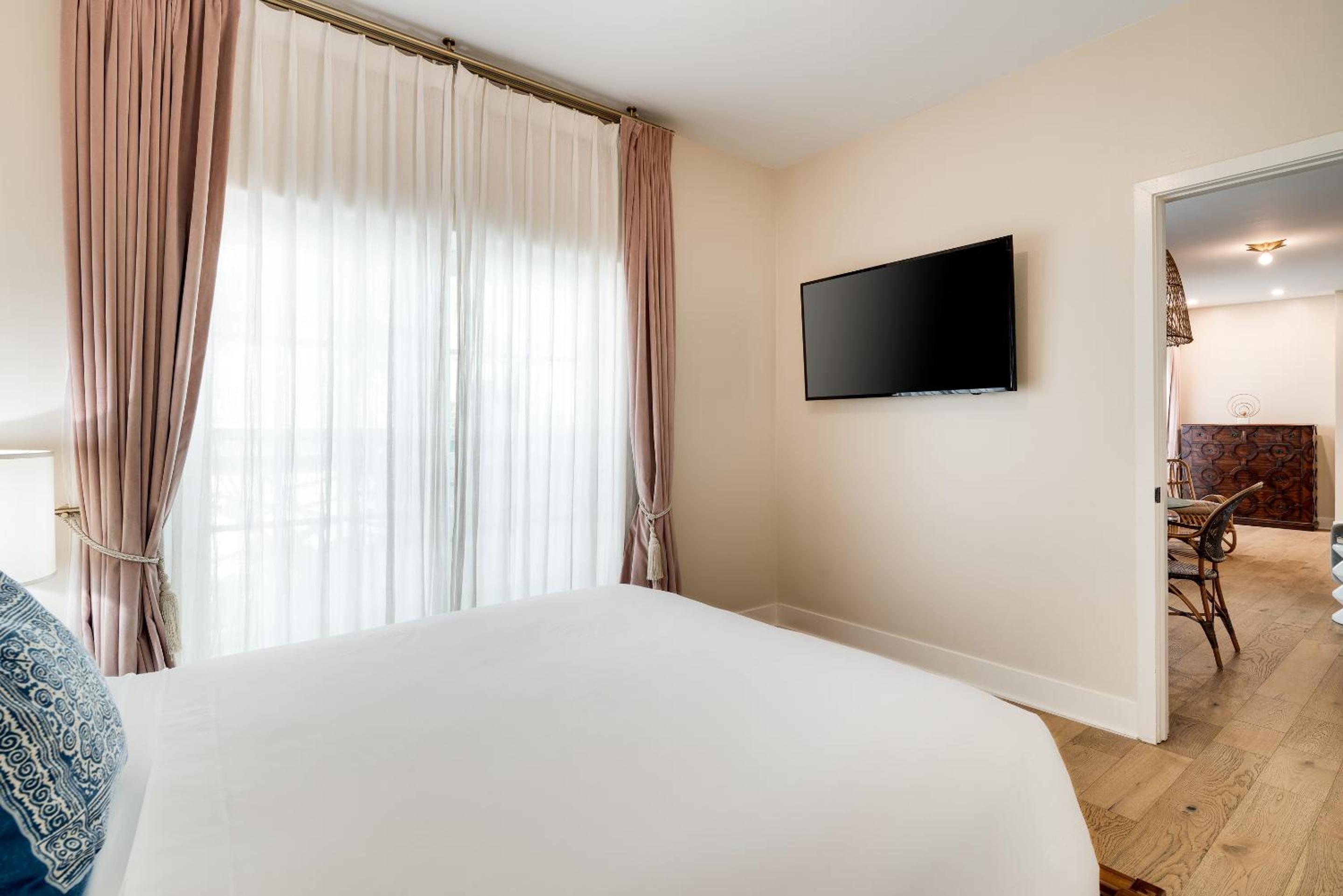 Grand One Bedroom Queen Suite thumbnail 6