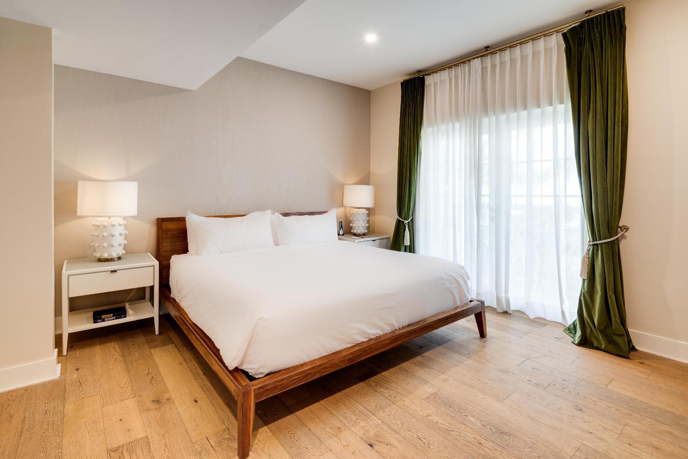 Junior King Suite with Balcony thumbnail 5