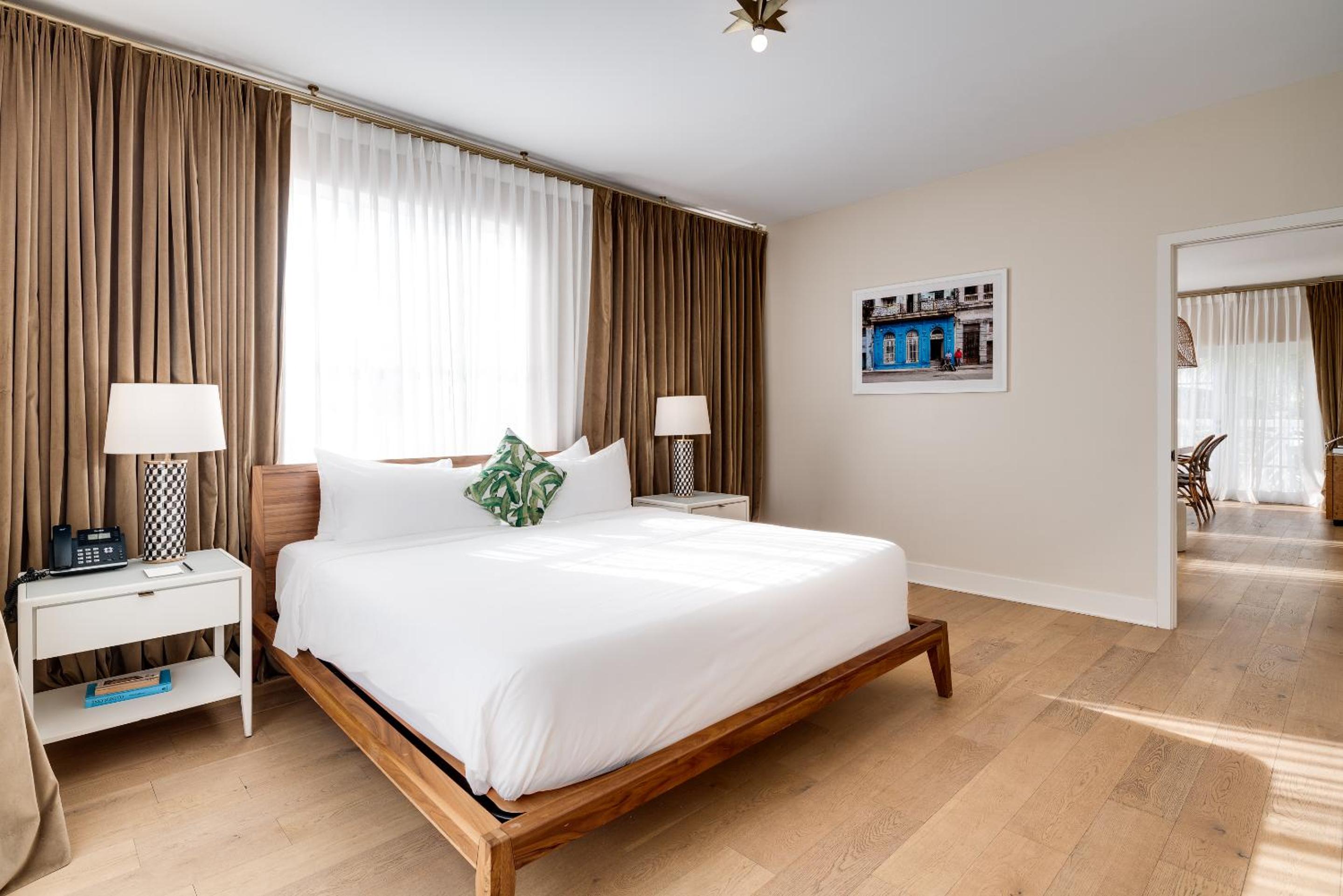 Grand One Bedroom King Suite with Balcony - Photo 7