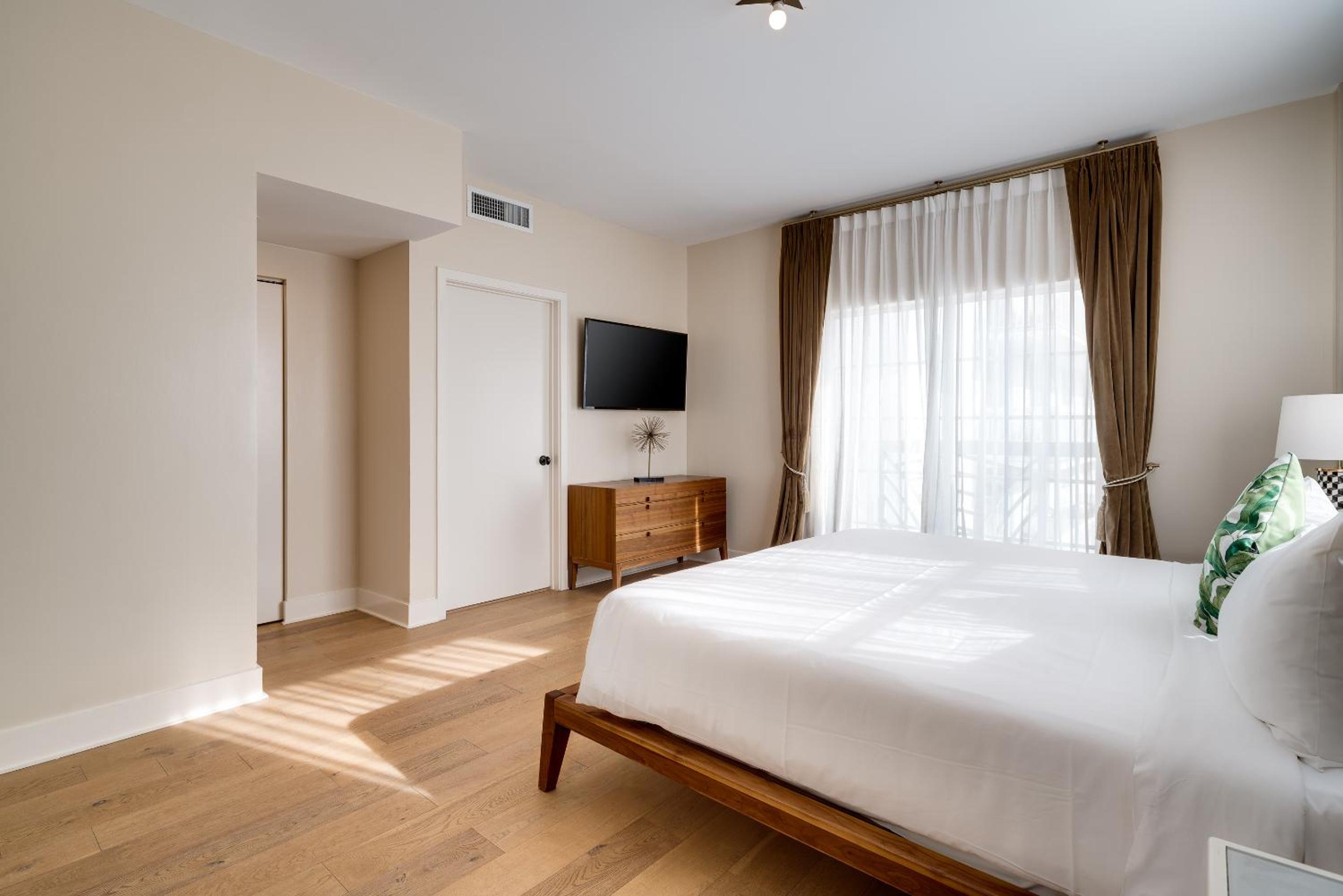 Grand One Bedroom King Suite with Balcony - Photo 8