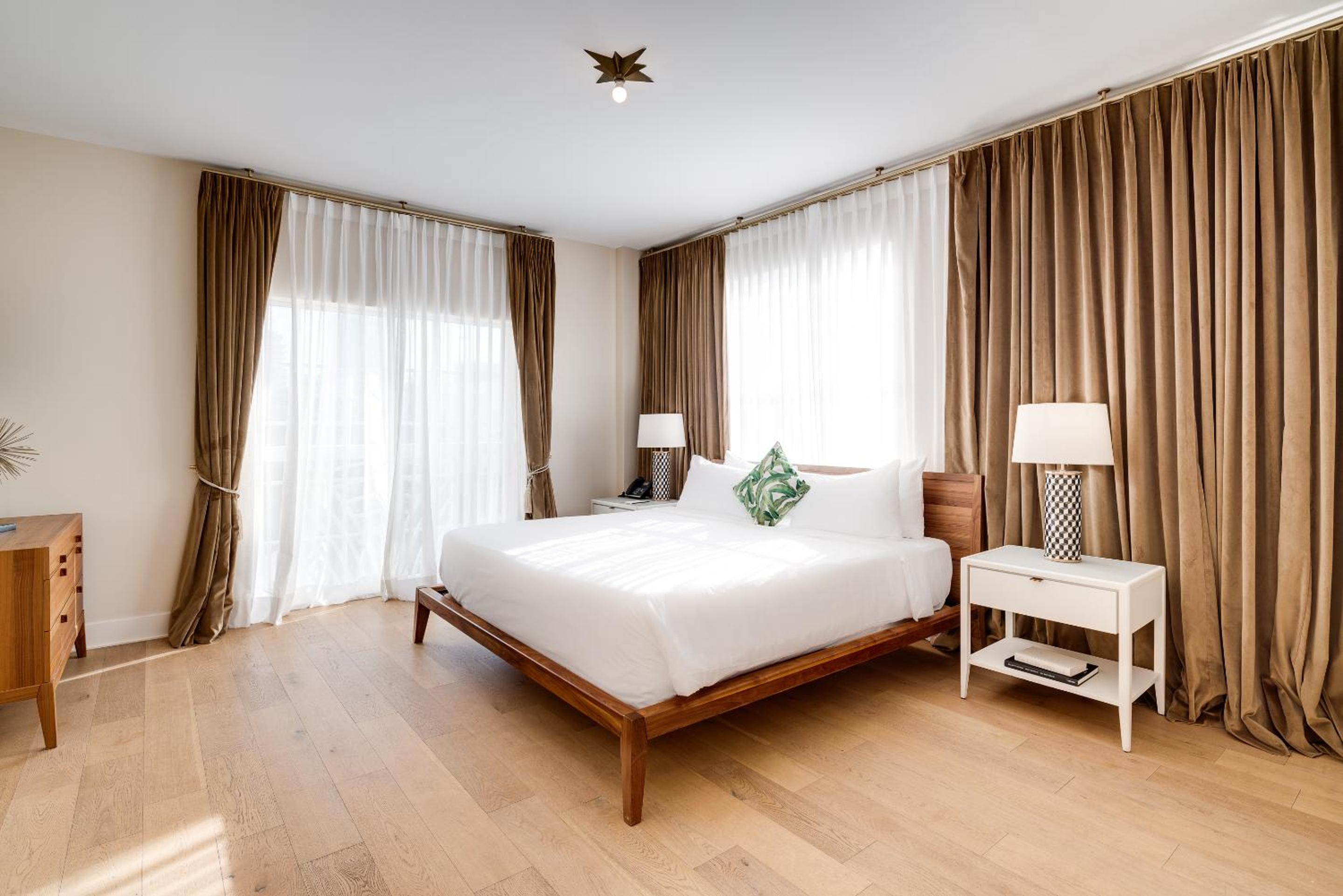 Grand One Bedroom King Suite with Balcony thumbnail 6