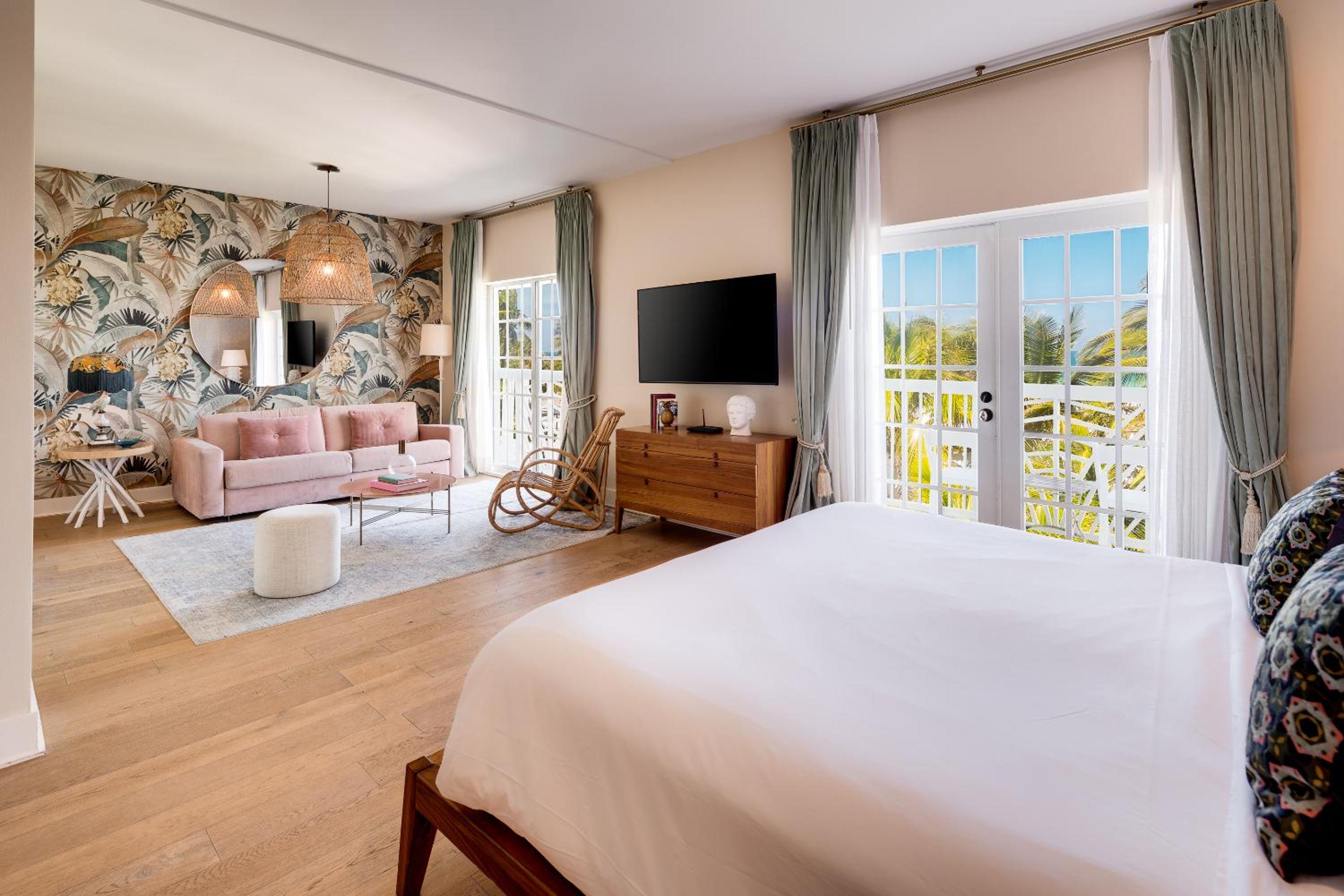 One Bedroom Oceanfront King Suite with Balcony thumbnail 5