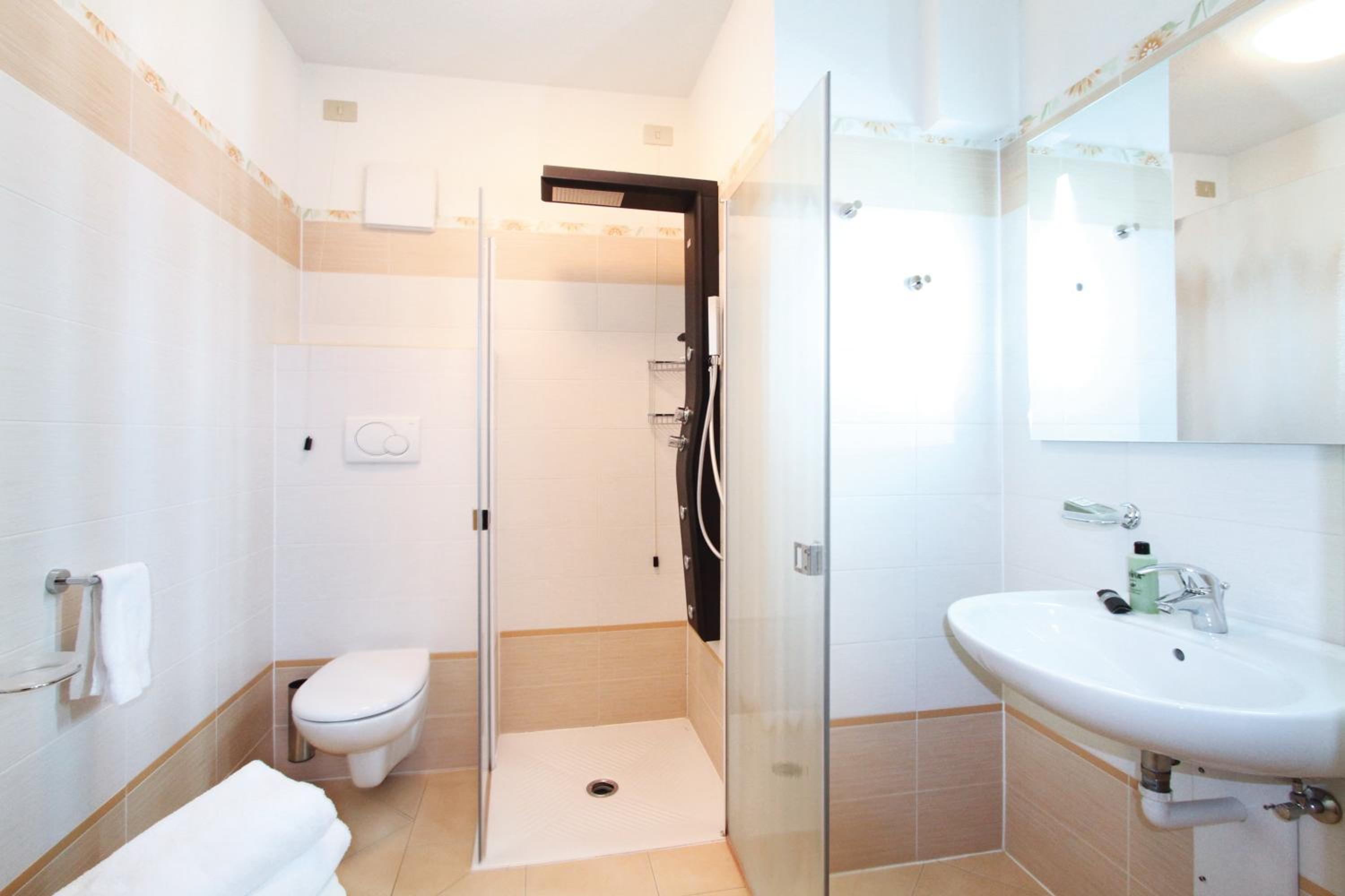 Standard Double or Twin Room photo 3
