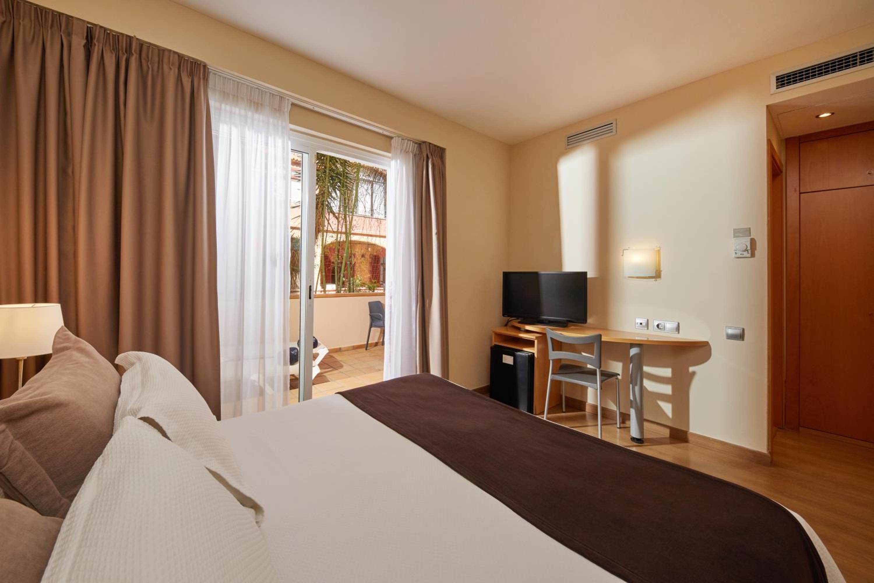 Double Room with Terrace thumbnail 6