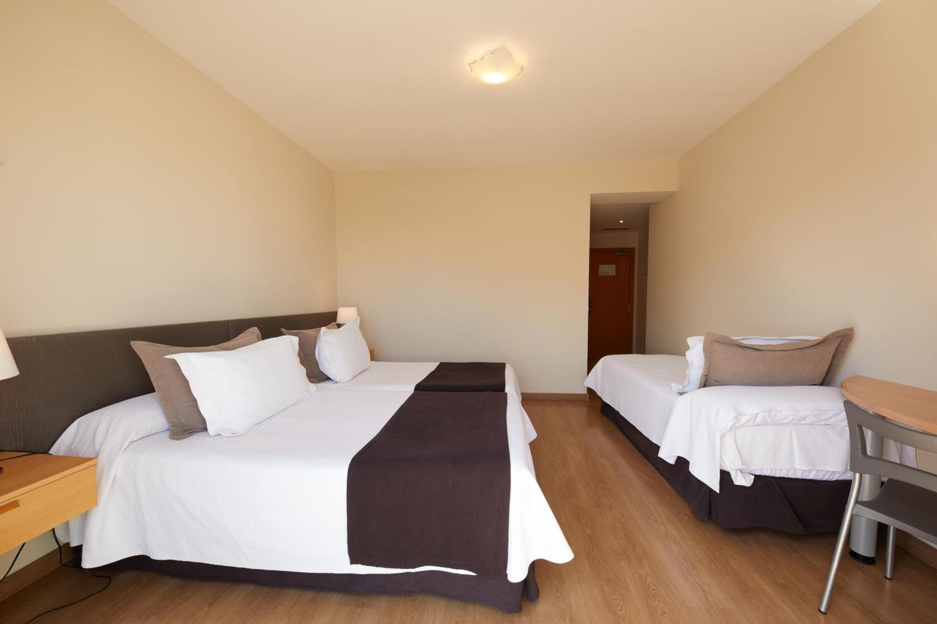 Triple Room with Balcony thumbnail 5