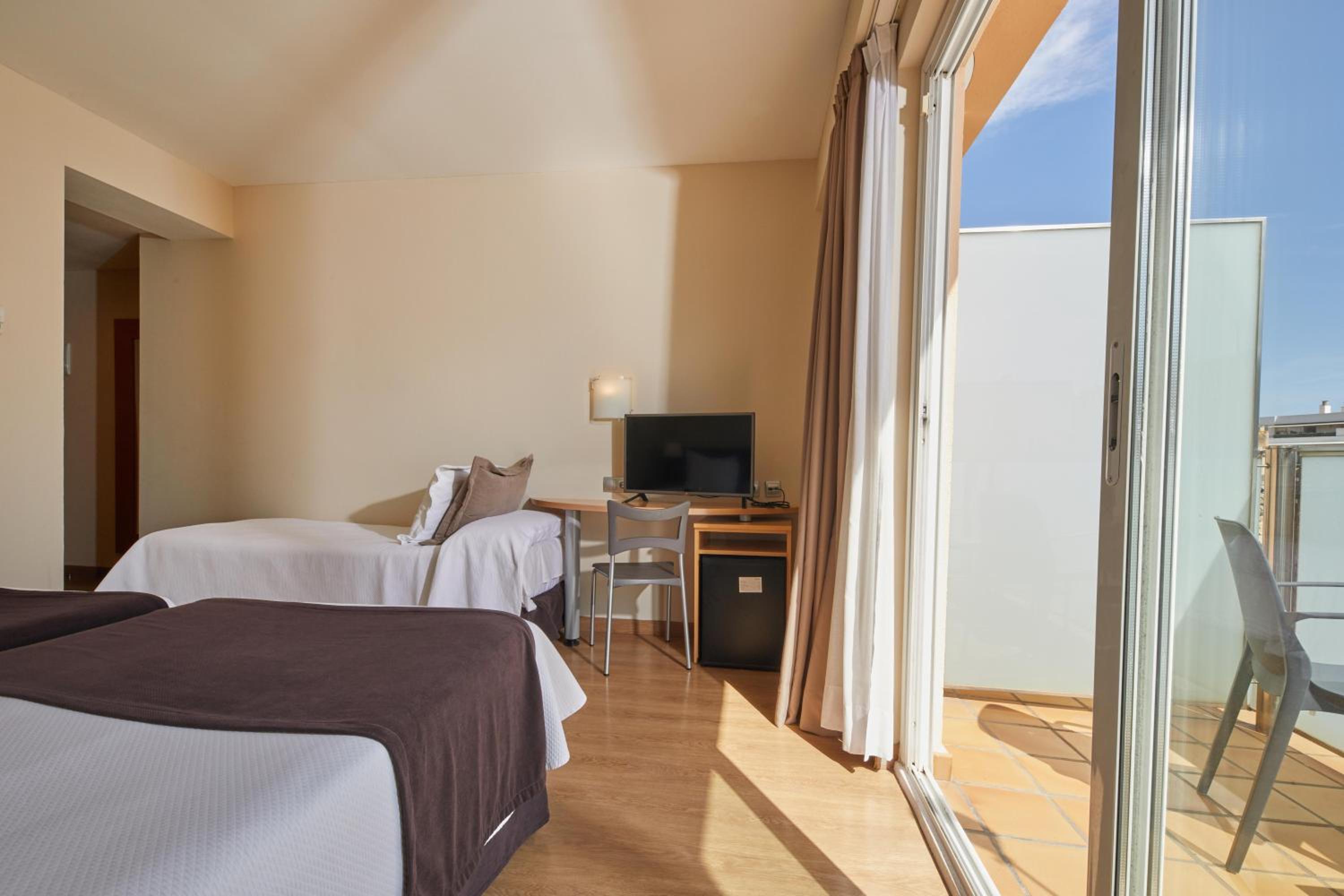 Triple Room with Balcony thumbnail 6