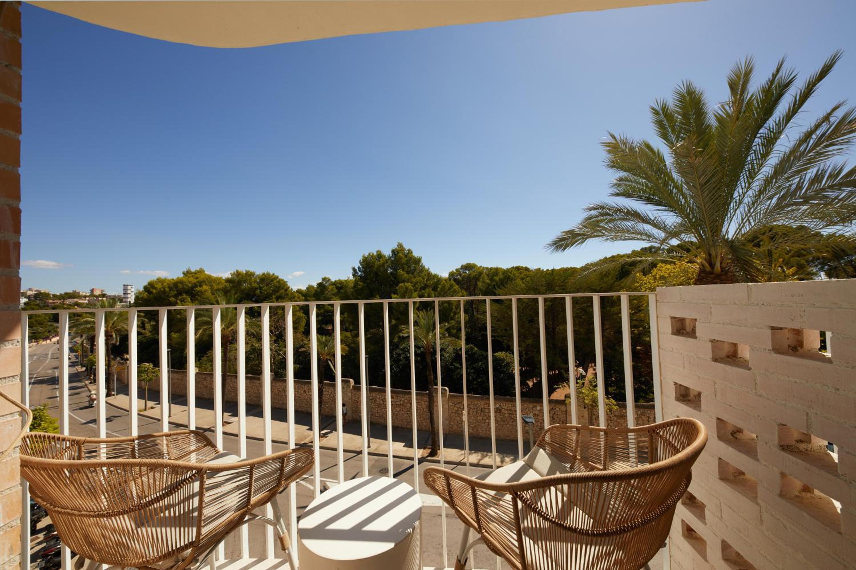 Double Room with Balcony thumbnail 5