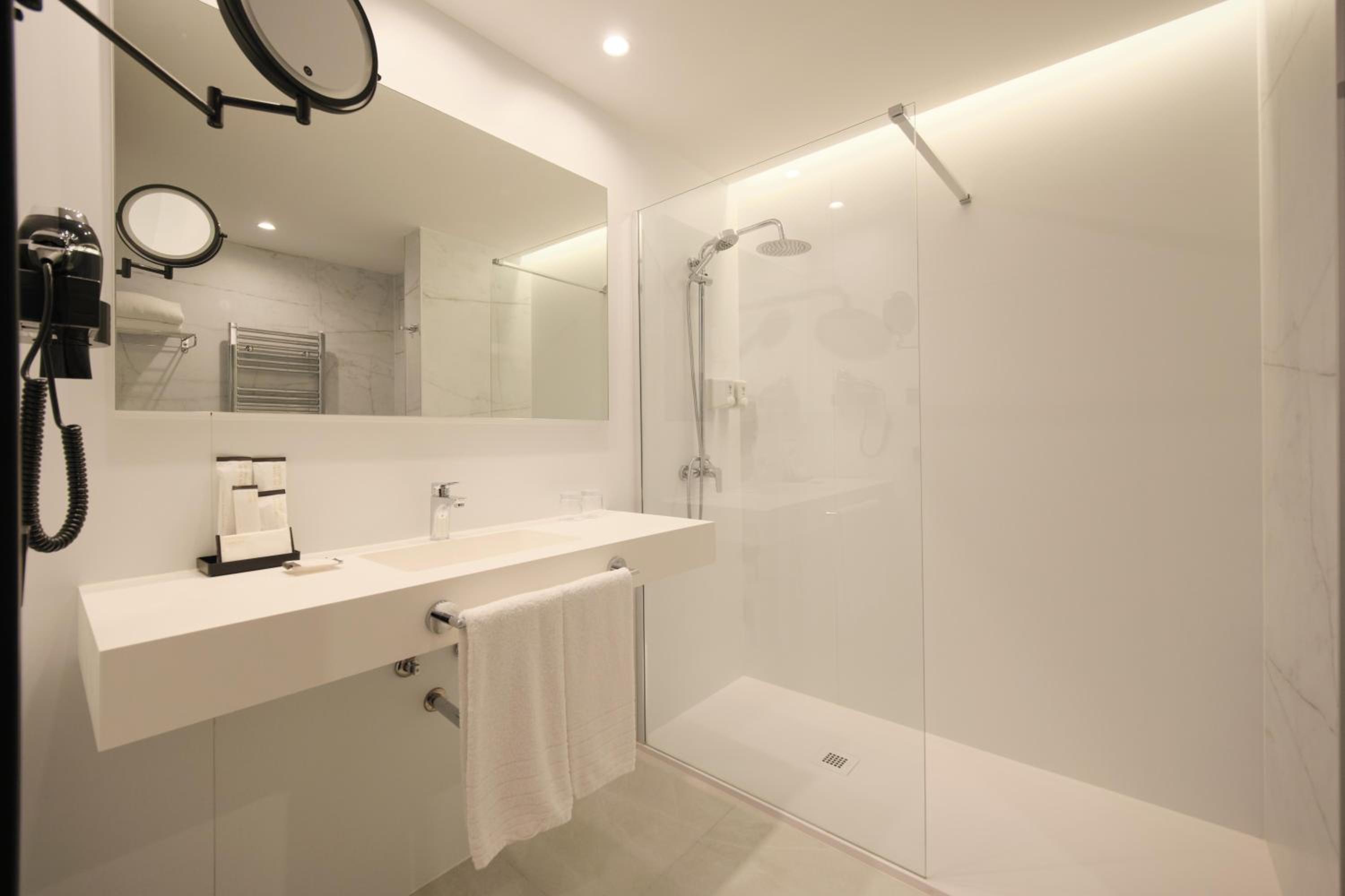 Double or Twin Room - Photo 5